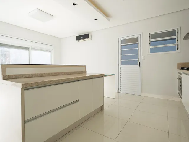 Casa 2 quartos e 3 banheiros, para alugar, no bairro Centro em Pelotas