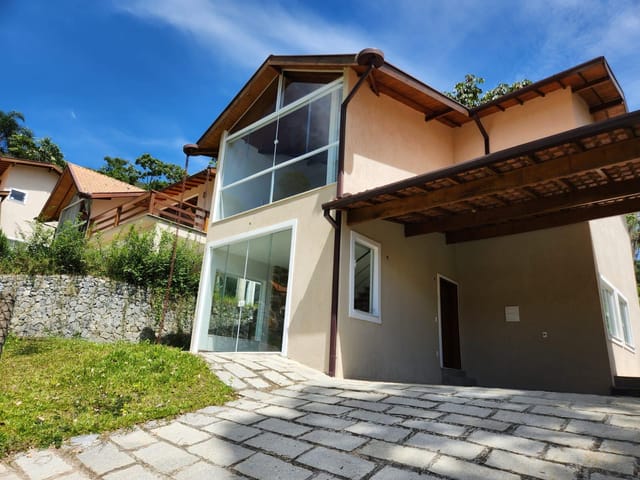 Casa 3 quartos e 1 banheiro, à venda, no bairro Carangola em Petrópolis