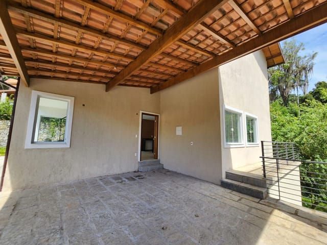 Casa 3 quartos e 1 banheiro, à venda, no bairro Carangola em Petrópolis