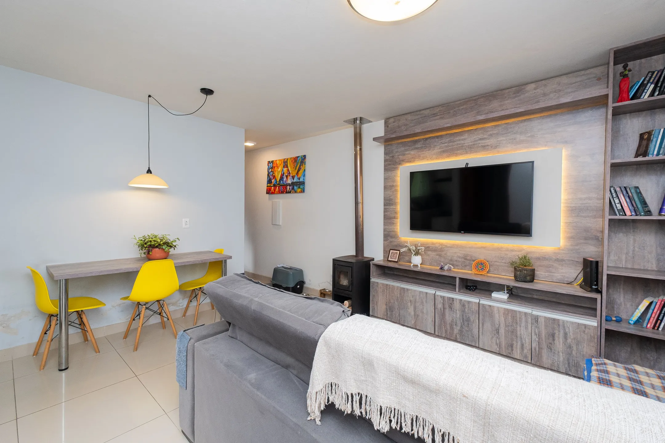 Casa à venda no Liberdade, Pelotas - 90 m², 2 quartos (sendo 1 suíte com closet), lareira, móveis planejados e espaço gourmet.
