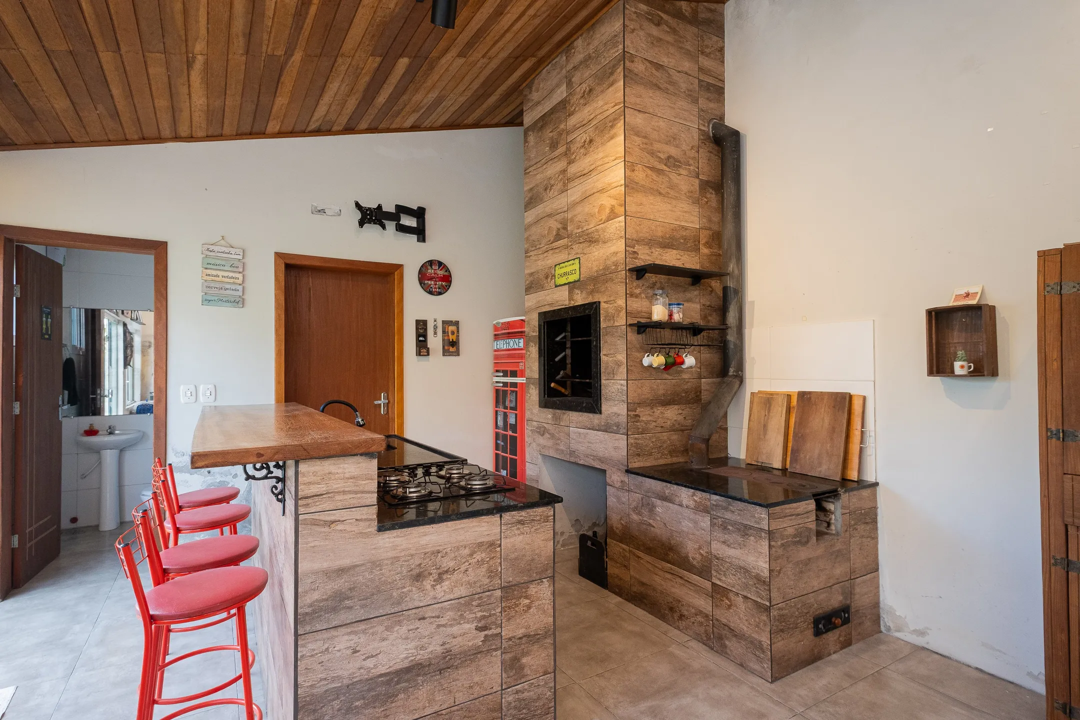 Casa à venda no Liberdade, Pelotas - 90 m², 2 quartos (sendo 1 suíte com closet), lareira, móveis planejados e espaço gourmet. - 12