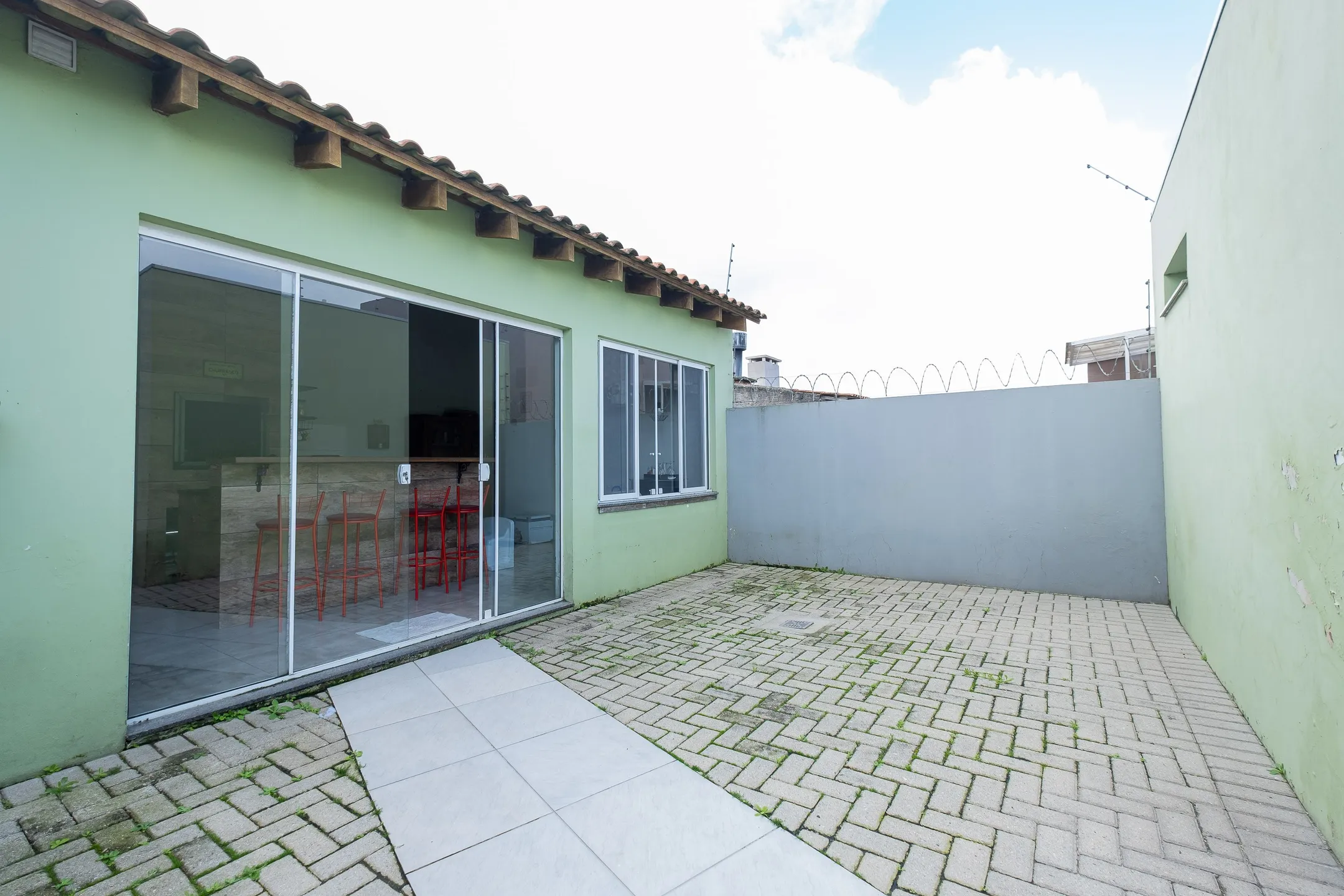 Casa à venda no Liberdade, Pelotas - 90 m², 2 quartos (sendo 1 suíte com closet), lareira, móveis planejados e espaço gourmet. - 15