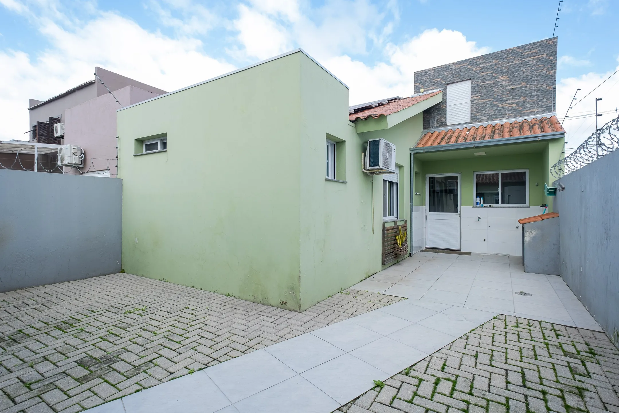 Casa à venda no Liberdade, Pelotas - 90 m², 2 quartos (sendo 1 suíte com closet), lareira, móveis planejados e espaço gourmet. - 16