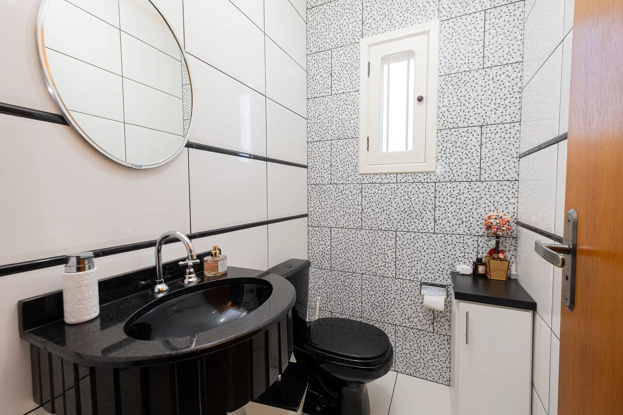 Casa à venda no G. Gotuzzo, Três Vendas - 274m², 3 quartos (sendo 1 suíte), lareira, piscina, jardim de inverno e excelente localização em região valorizada. - 10