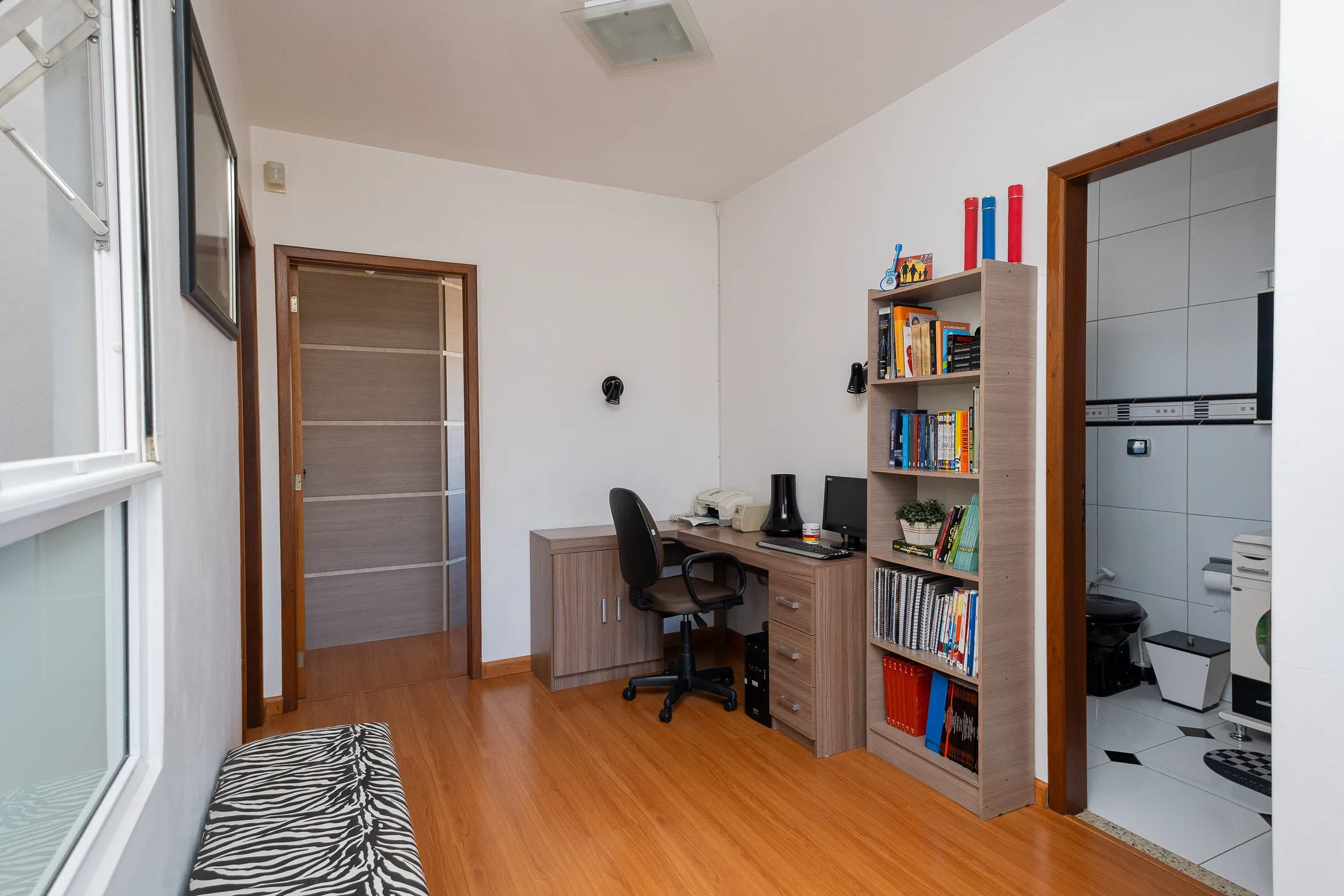 Casa à venda no G. Gotuzzo, Três Vendas - 274m², 3 quartos (sendo 1 suíte), lareira, piscina, jardim de inverno e excelente localização em região valorizada. - 11