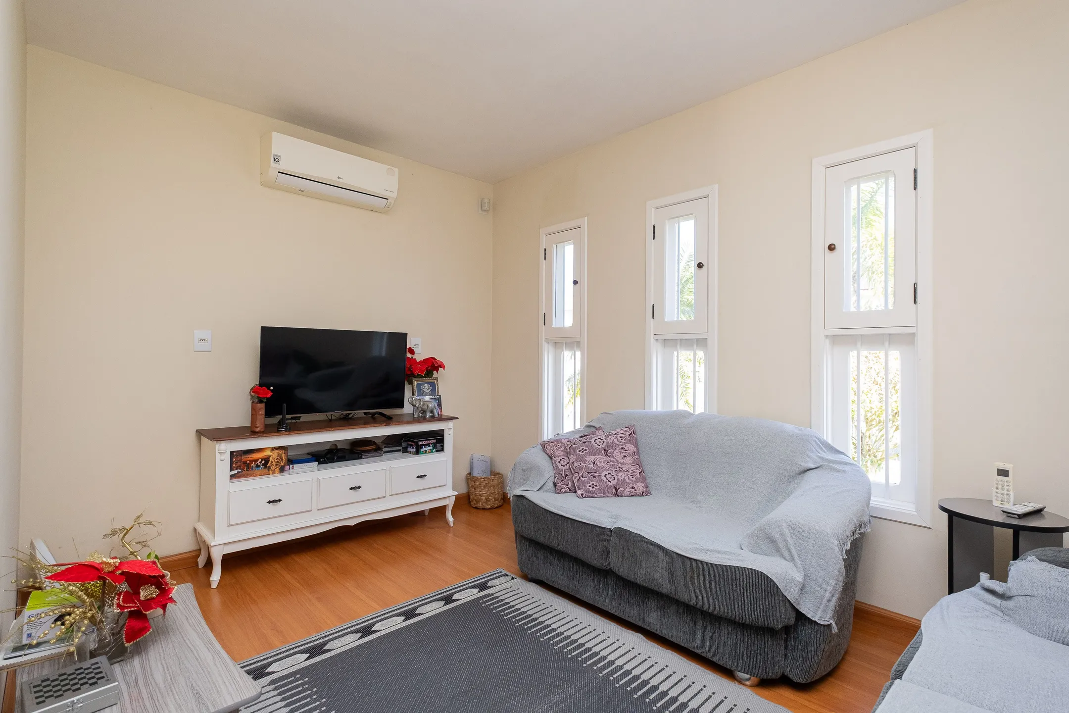 Casa à venda no G. Gotuzzo, Três Vendas - 274m², 3 quartos (sendo 1 suíte), lareira, piscina, jardim de inverno e excelente localização em região valorizada.
