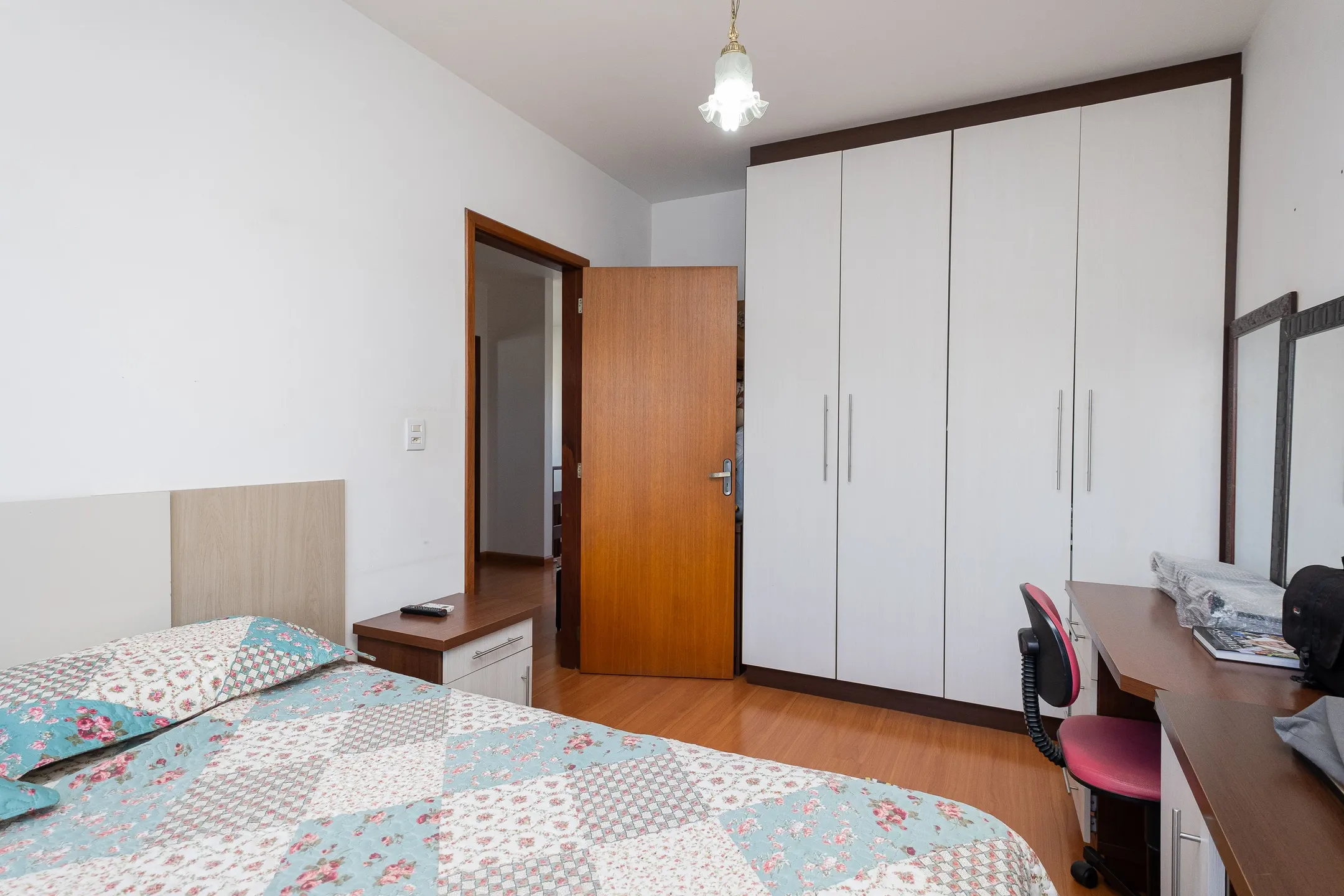Casa à venda no G. Gotuzzo, Três Vendas - 274m², 3 quartos (sendo 1 suíte), lareira, piscina, jardim de inverno e excelente localização em região valorizada. - 14