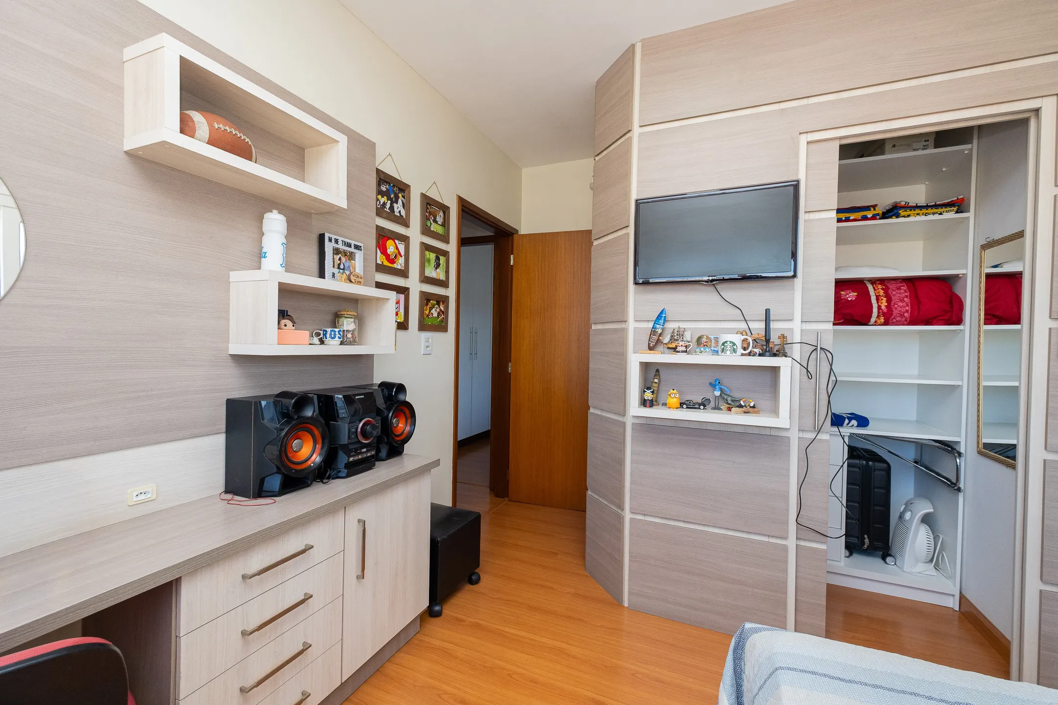 Casa à venda no G. Gotuzzo, Três Vendas - 274m², 3 quartos (sendo 1 suíte), lareira, piscina, jardim de inverno e excelente localização em região valorizada. - 16