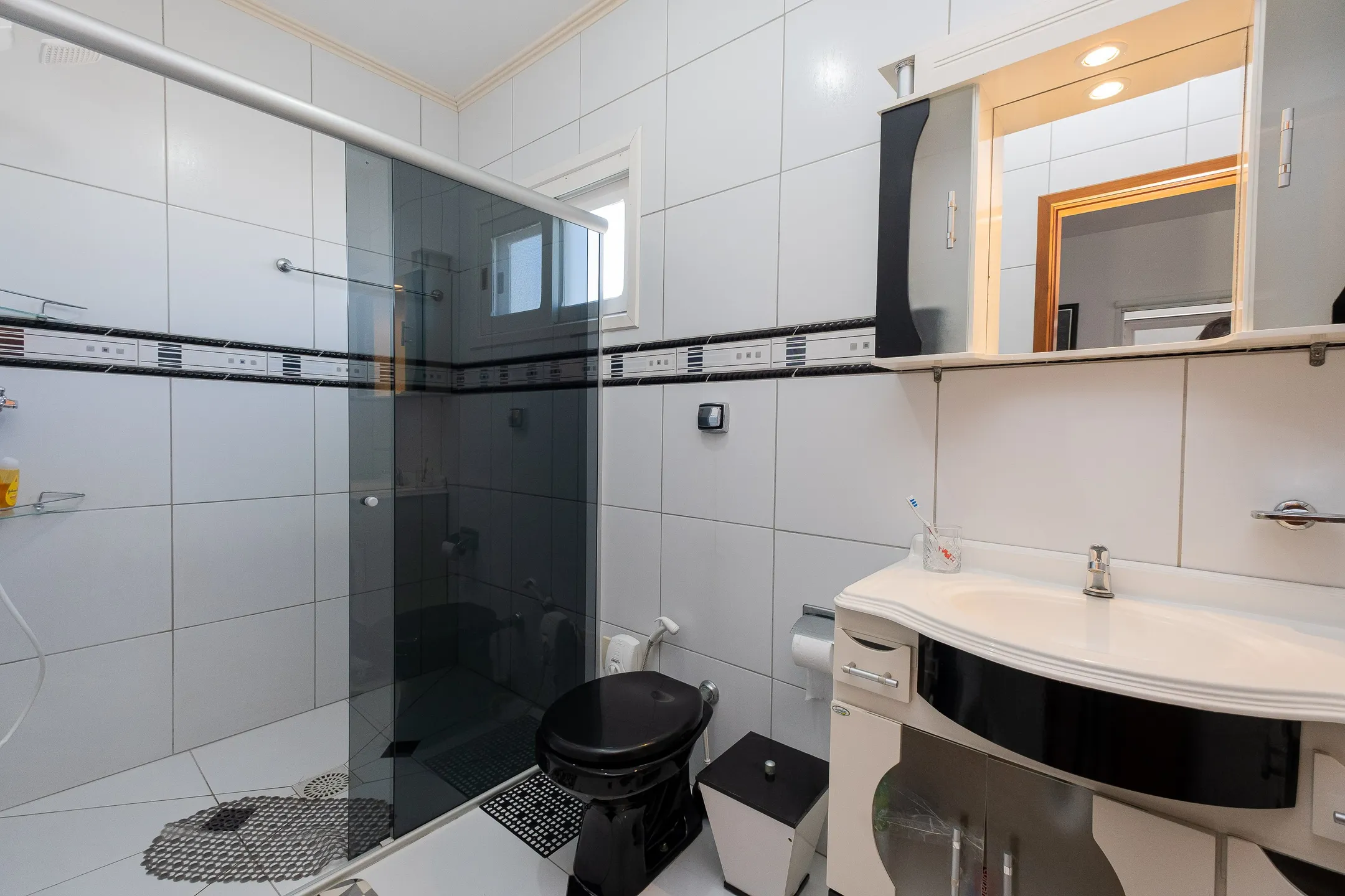 Casa à venda no G. Gotuzzo, Três Vendas - 274m², 3 quartos (sendo 1 suíte), lareira, piscina, jardim de inverno e excelente localização em região valorizada. - 17