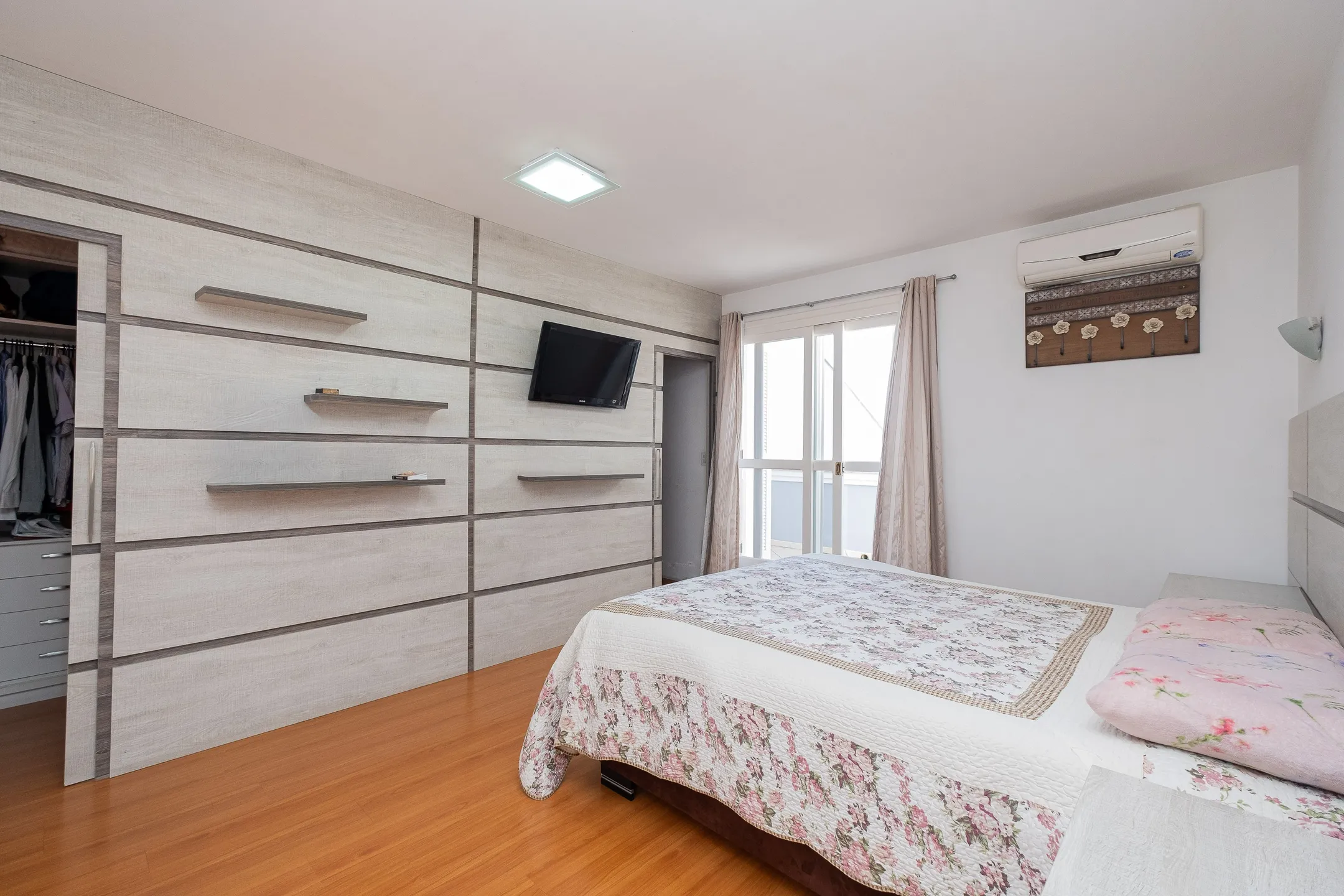 Casa à venda no G. Gotuzzo, Três Vendas - 274m², 3 quartos (sendo 1 suíte), lareira, piscina, jardim de inverno e excelente localização em região valorizada. - 18