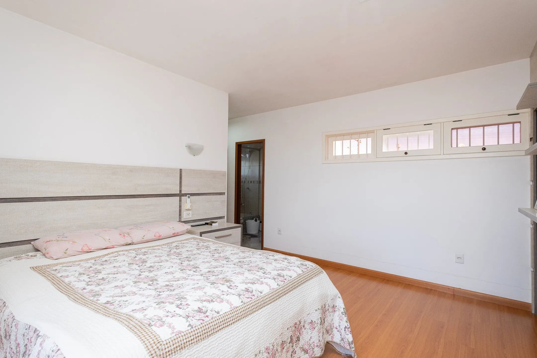 Casa à venda no G. Gotuzzo, Três Vendas - 274m², 3 quartos (sendo 1 suíte), lareira, piscina, jardim de inverno e excelente localização em região valorizada. - 19