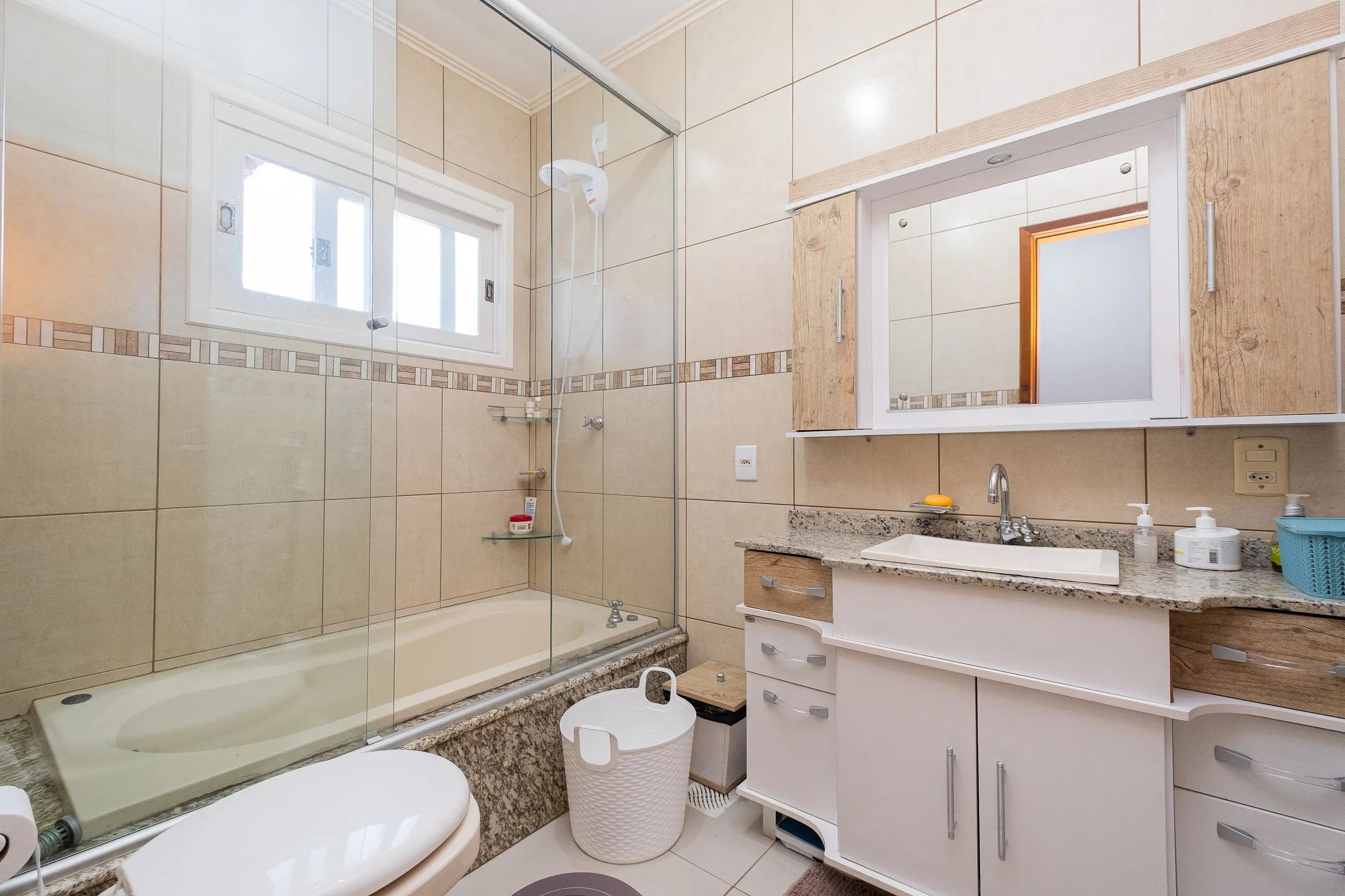Casa à venda no G. Gotuzzo, Três Vendas - 274m², 3 quartos (sendo 1 suíte), lareira, piscina, jardim de inverno e excelente localização em região valorizada. - 21