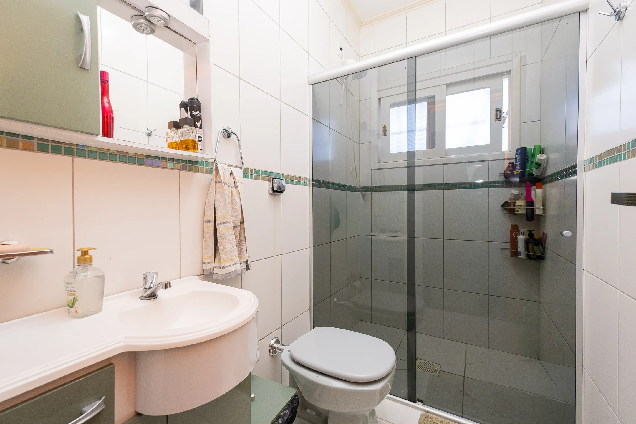 Casa à venda no G. Gotuzzo, Três Vendas - 274m², 3 quartos (sendo 1 suíte), lareira, piscina, jardim de inverno e excelente localização em região valorizada. - 22
