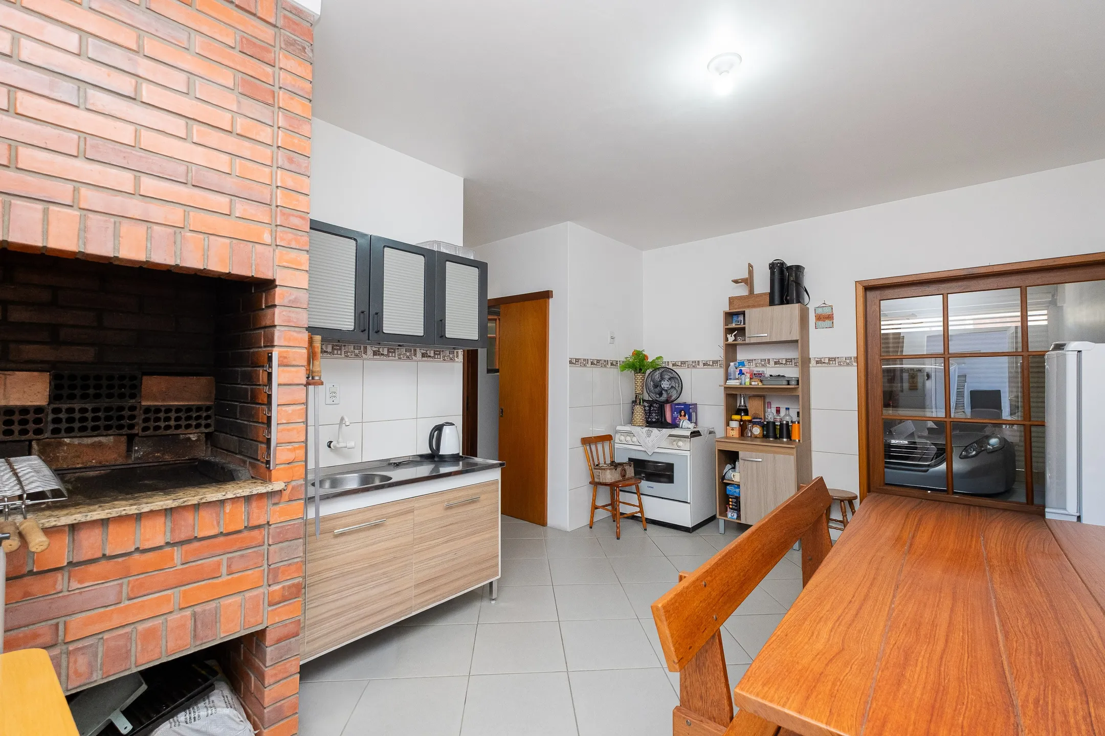 Casa à venda no G. Gotuzzo, Três Vendas - 274m², 3 quartos (sendo 1 suíte), lareira, piscina, jardim de inverno e excelente localização em região valorizada. - 23