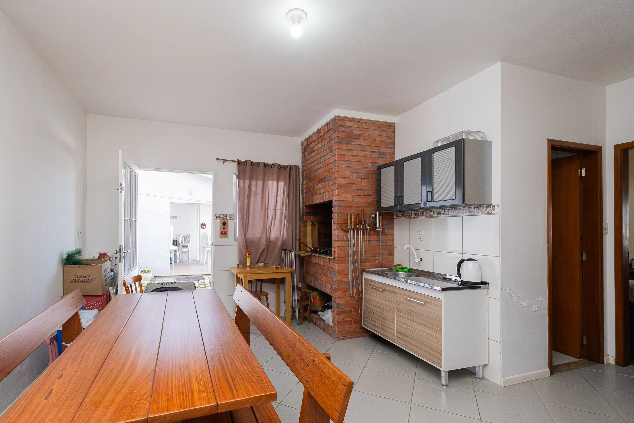 Casa à venda no G. Gotuzzo, Três Vendas - 274m², 3 quartos (sendo 1 suíte), lareira, piscina, jardim de inverno e excelente localização em região valorizada. - 24