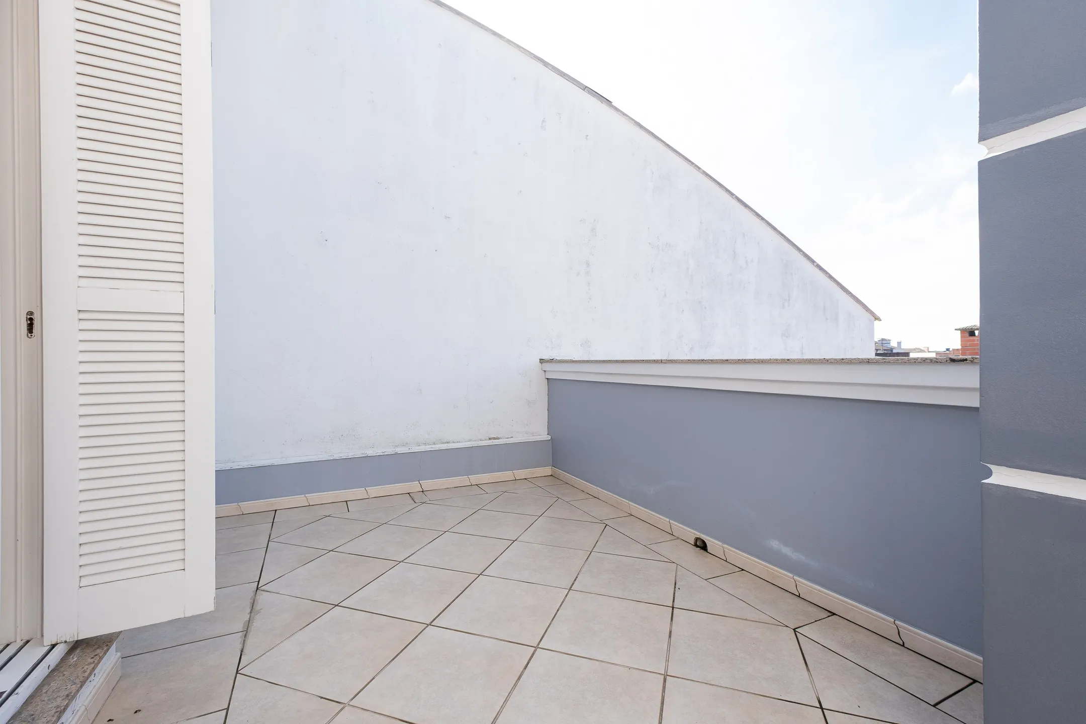 Casa à venda no G. Gotuzzo, Três Vendas - 274m², 3 quartos (sendo 1 suíte), lareira, piscina, jardim de inverno e excelente localização em região valorizada. - 25