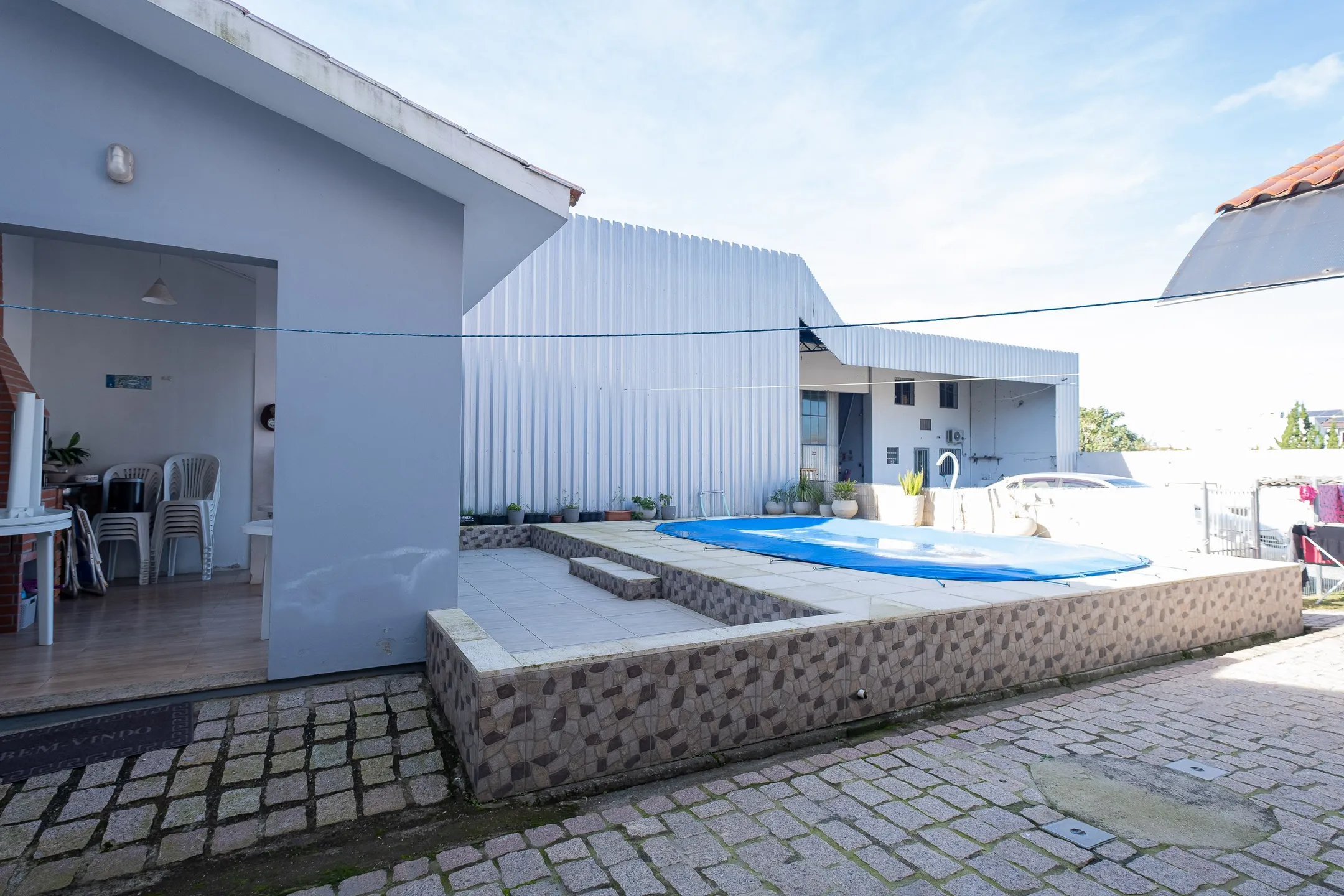 Casa à venda no G. Gotuzzo, Três Vendas - 274m², 3 quartos (sendo 1 suíte), lareira, piscina, jardim de inverno e excelente localização em região valorizada. - 27