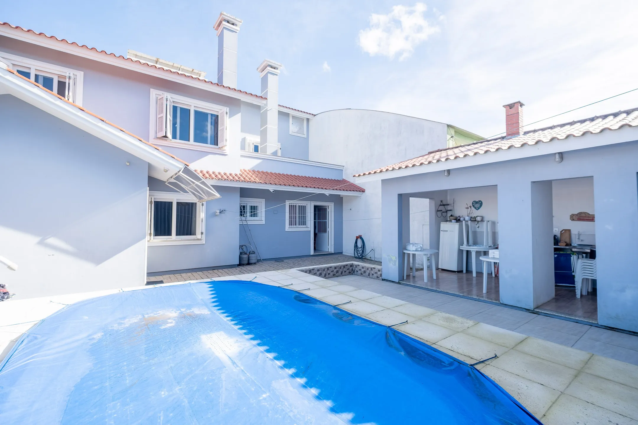 Casa à venda no G. Gotuzzo, Três Vendas - 274m², 3 quartos (sendo 1 suíte), lareira, piscina, jardim de inverno e excelente localização em região valorizada. - 28