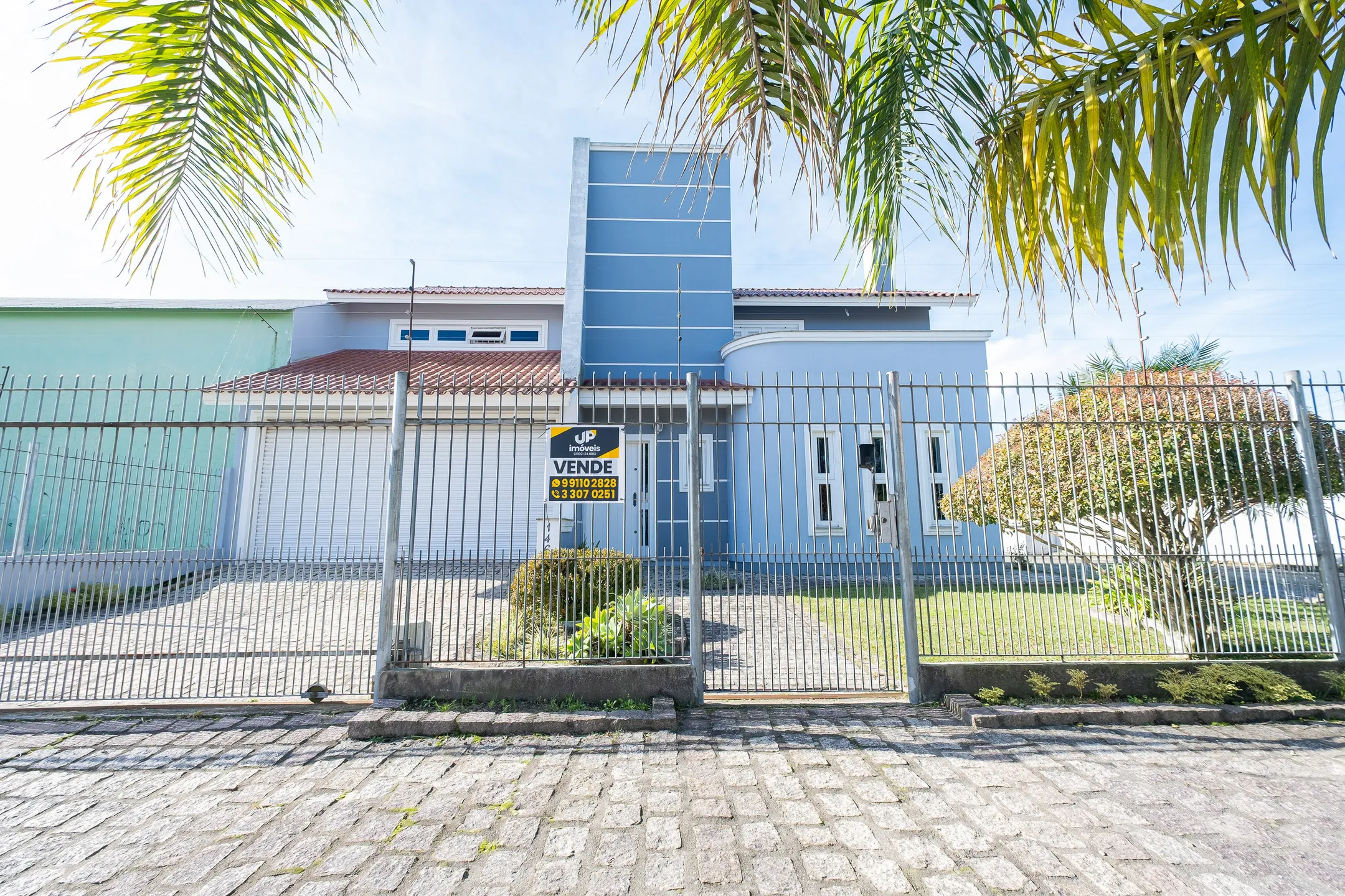 Casa à venda no G. Gotuzzo, Três Vendas - 274m², 3 quartos (sendo 1 suíte), lareira, piscina, jardim de inverno e excelente localização em região valorizada. - 31