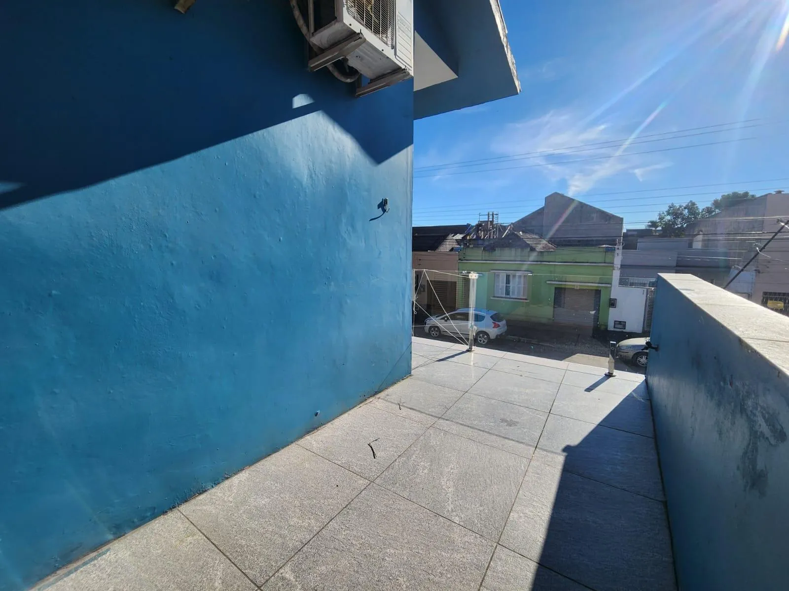 Casa à venda no centro de Pelotas - 282 m², 4 quartos (sendo 1 suíte com hidro), espaço gourmet com churrasqueira e garagem. - 24