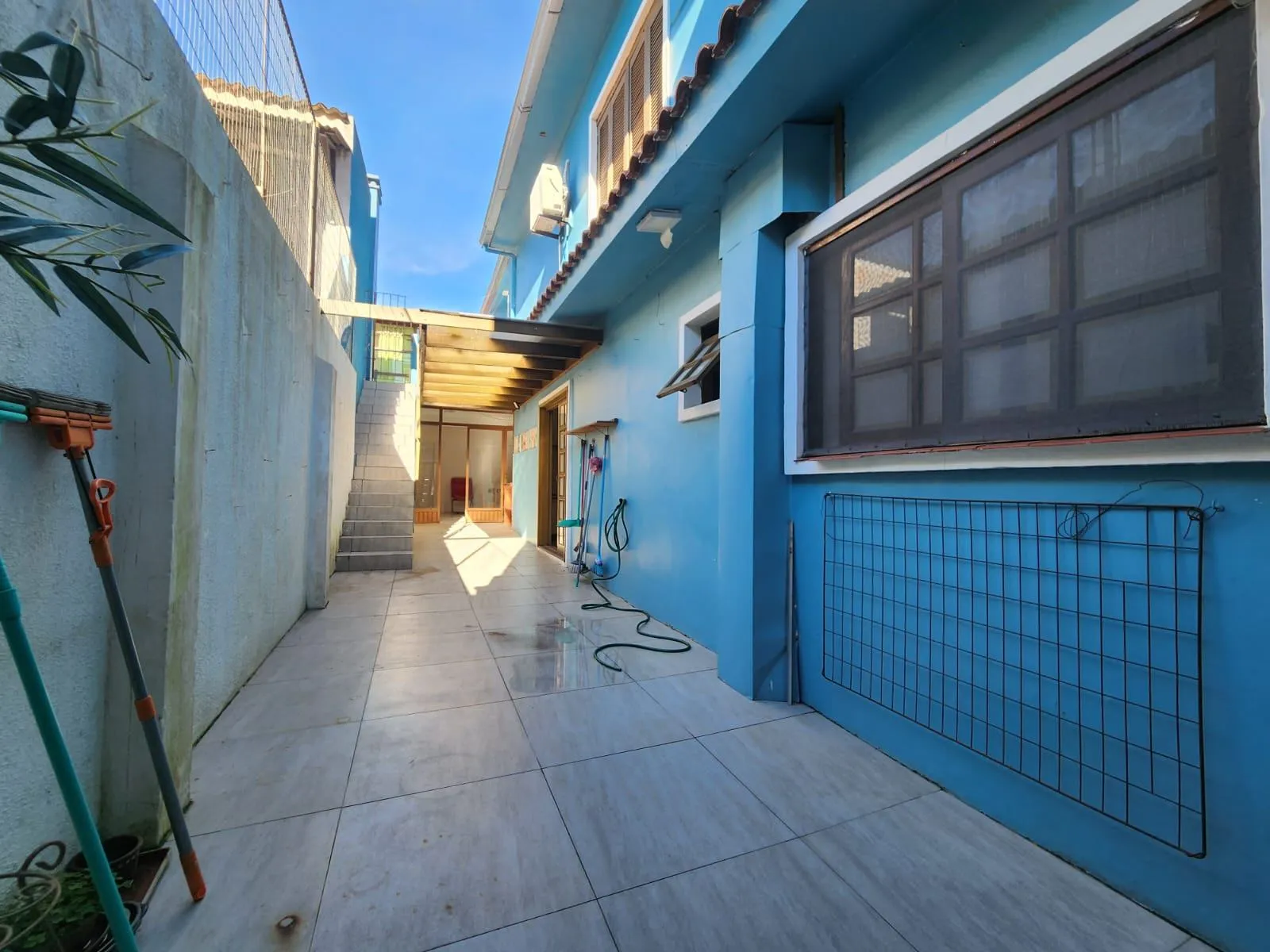 Casa à venda no centro de Pelotas - 282 m², 4 quartos (sendo 1 suíte com hidro), espaço gourmet com churrasqueira e garagem. - 25