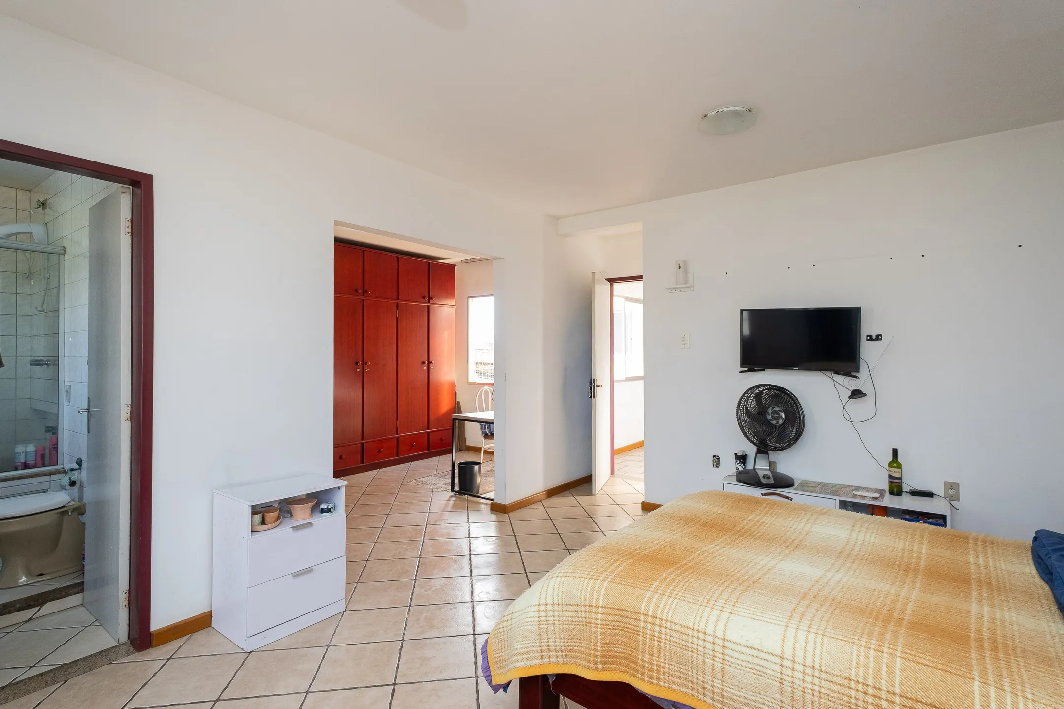 Casa ampla à venda no Centro de Pelotas - 381 m², 6 quartos (sendo 3 suítes), energia solar, pátio com piscina e terreno com 750 m² - 23