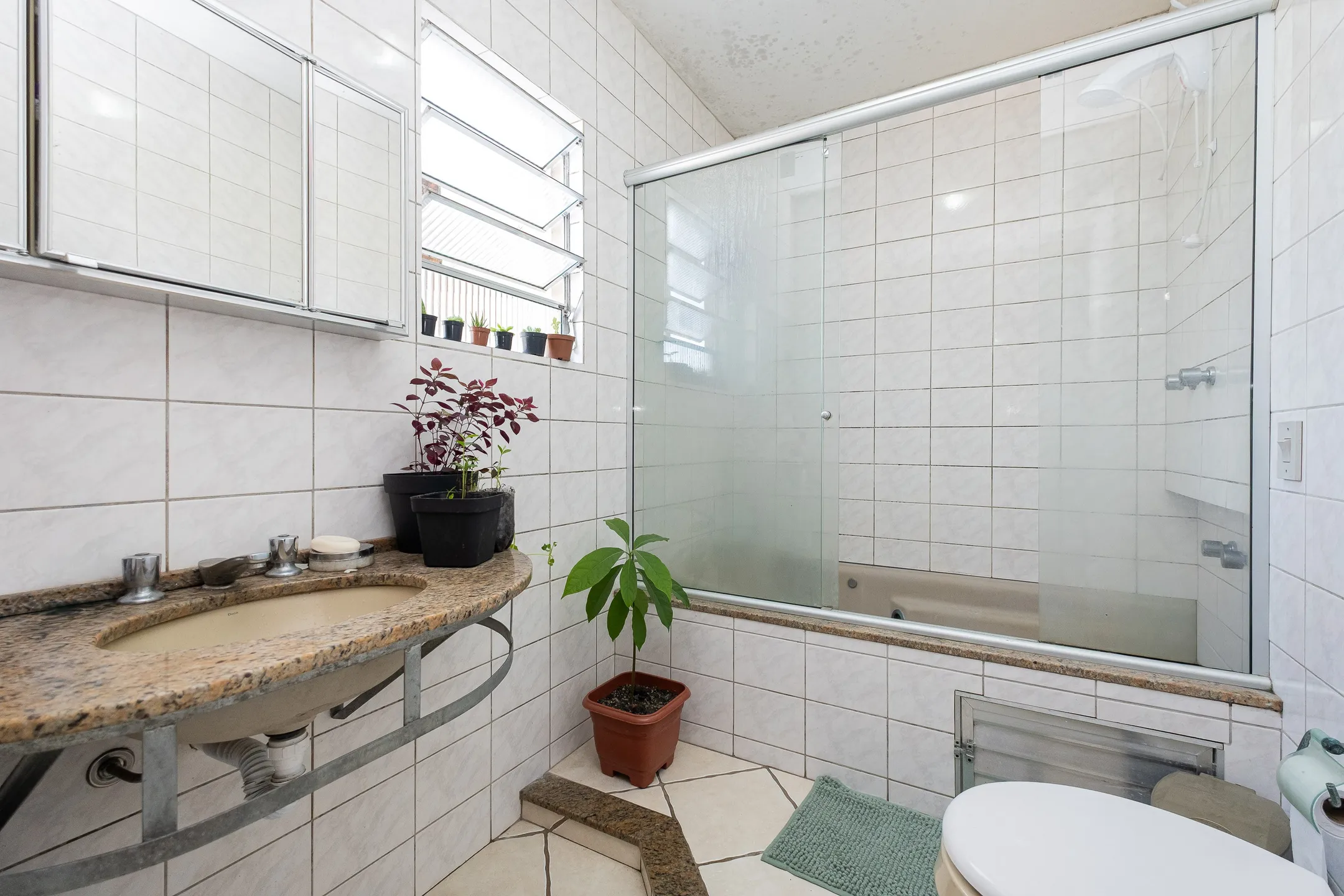 Casa ampla à venda no Centro de Pelotas - 381 m², 6 quartos (sendo 3 suítes), energia solar, pátio com piscina e terreno com 750 m² - 25