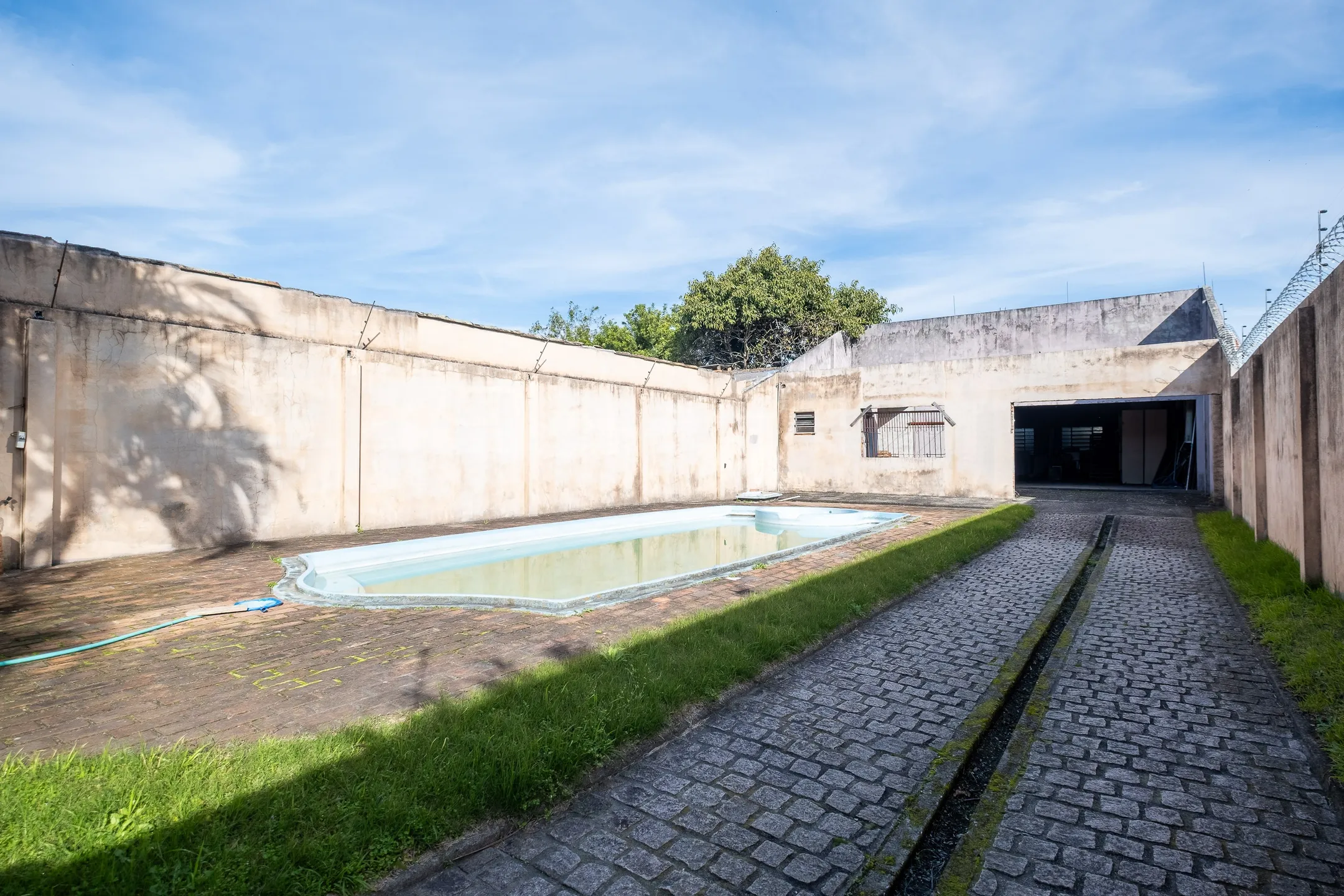 Casa ampla à venda no Centro de Pelotas - 381 m², 6 quartos (sendo 3 suítes), energia solar, pátio com piscina e terreno com 750 m² - 27