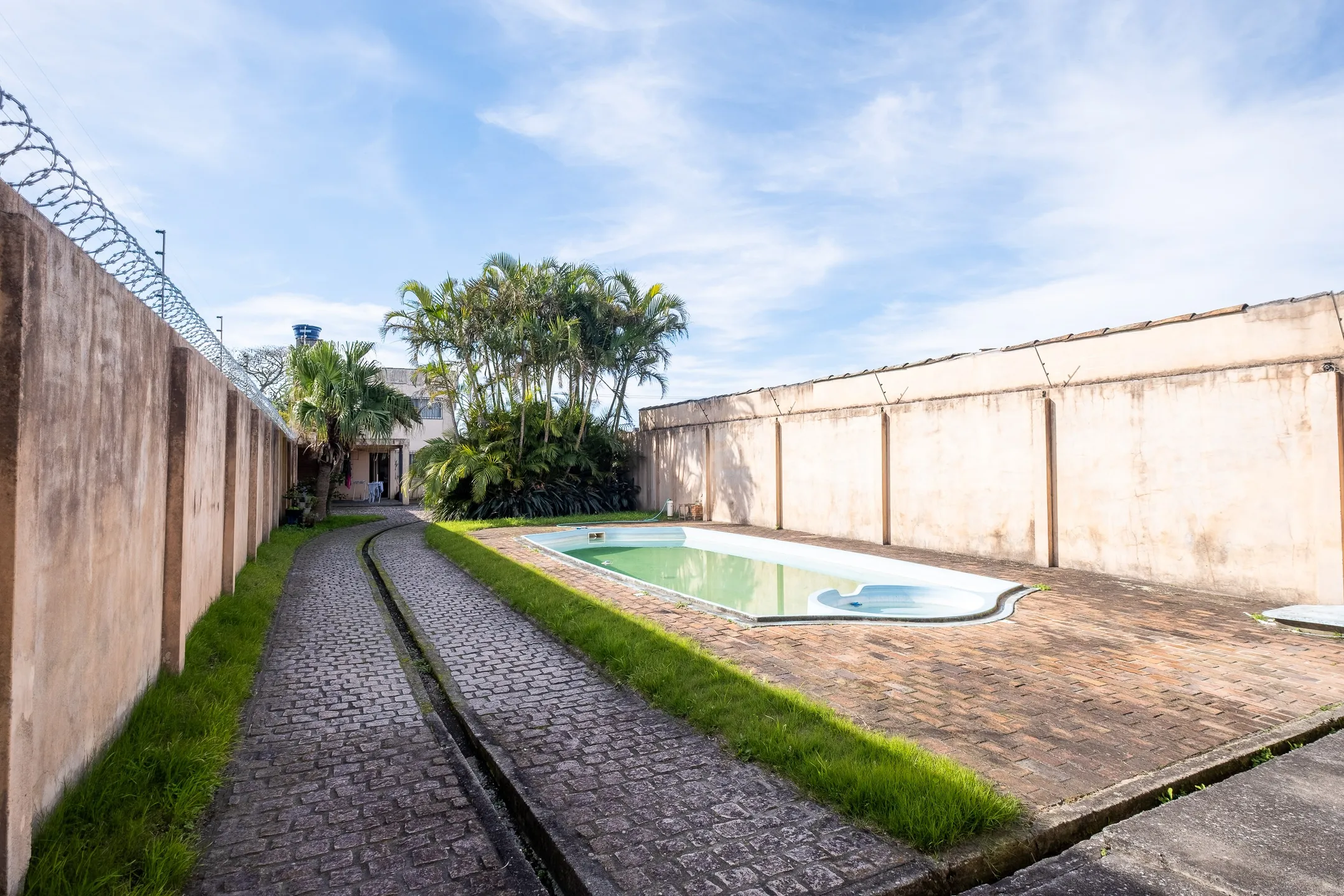 Casa ampla à venda no Centro de Pelotas - 381 m², 6 quartos (sendo 3 suítes), energia solar, pátio com piscina e terreno com 750 m²