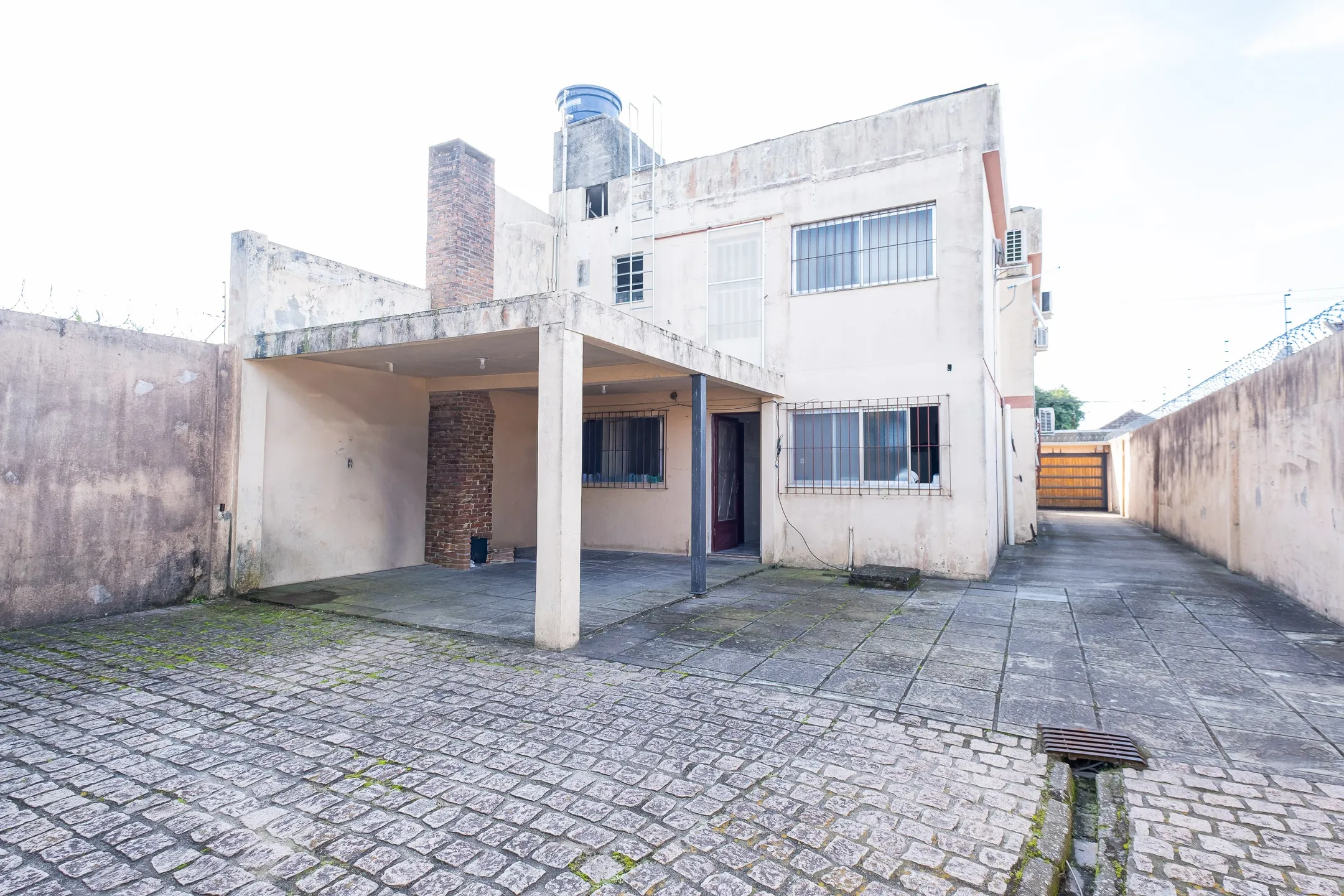Casa ampla à venda no Centro de Pelotas - 381 m², 6 quartos (sendo 3 suítes), energia solar, pátio com piscina e terreno com 750 m² - 29