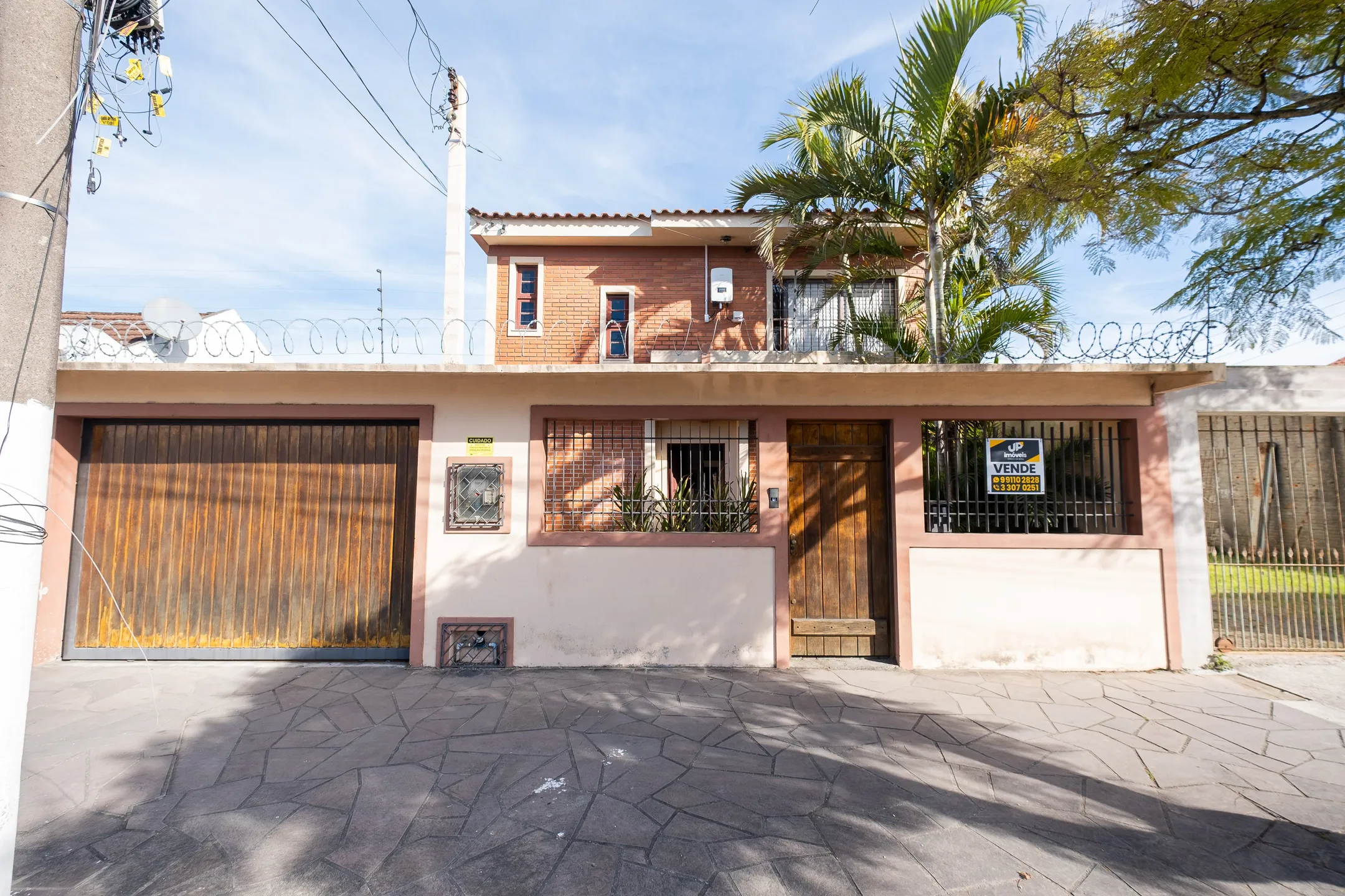 Casa ampla à venda no Centro de Pelotas - 381 m², 6 quartos (sendo 3 suítes), energia solar, pátio com piscina e terreno com 750 m² - 30