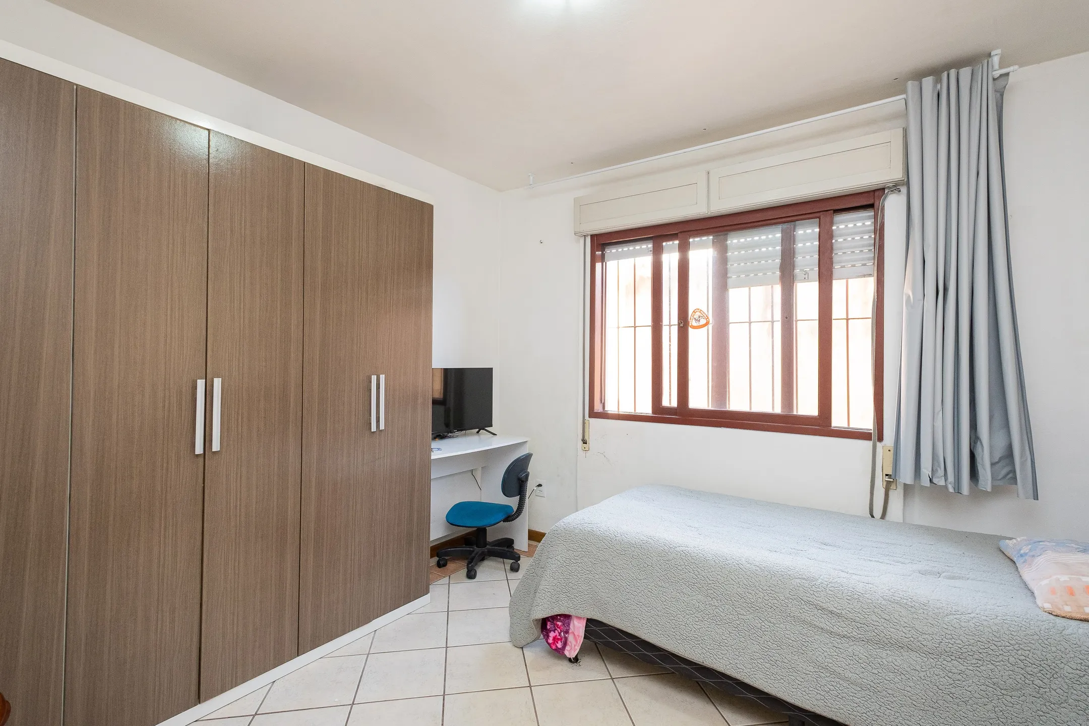 Casa ampla à venda no Centro de Pelotas - 381 m², 6 quartos (sendo 3 suítes), energia solar, pátio com piscina e terreno com 750 m² - 6