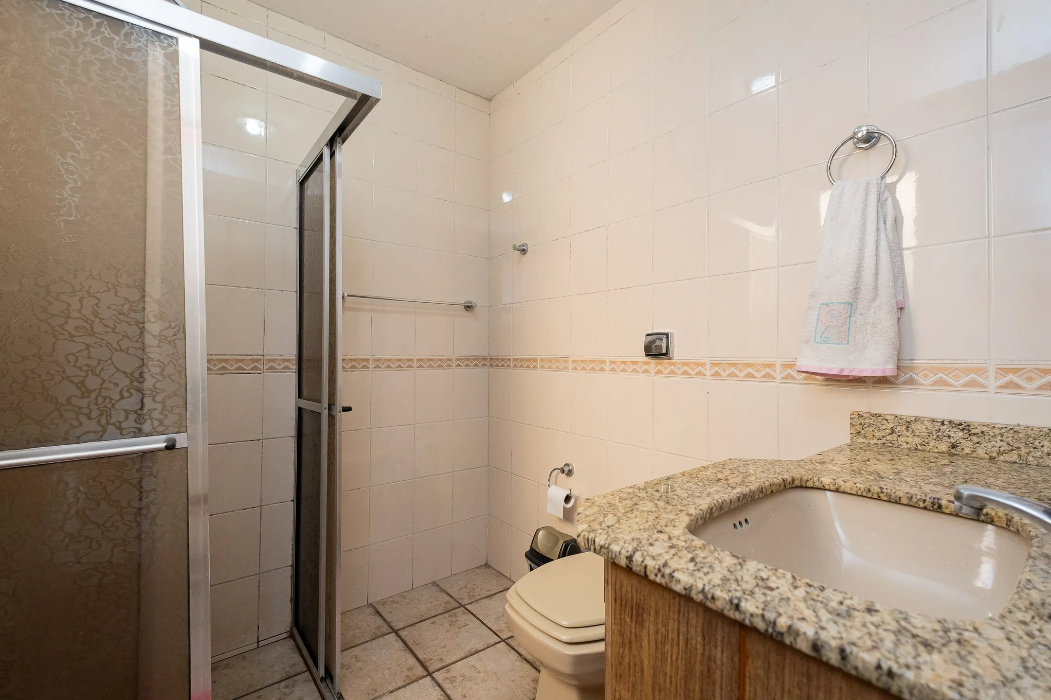 Casa ampla à venda no Centro de Pelotas - 381 m², 6 quartos (sendo 3 suítes), energia solar, pátio com piscina e terreno com 750 m² - 8
