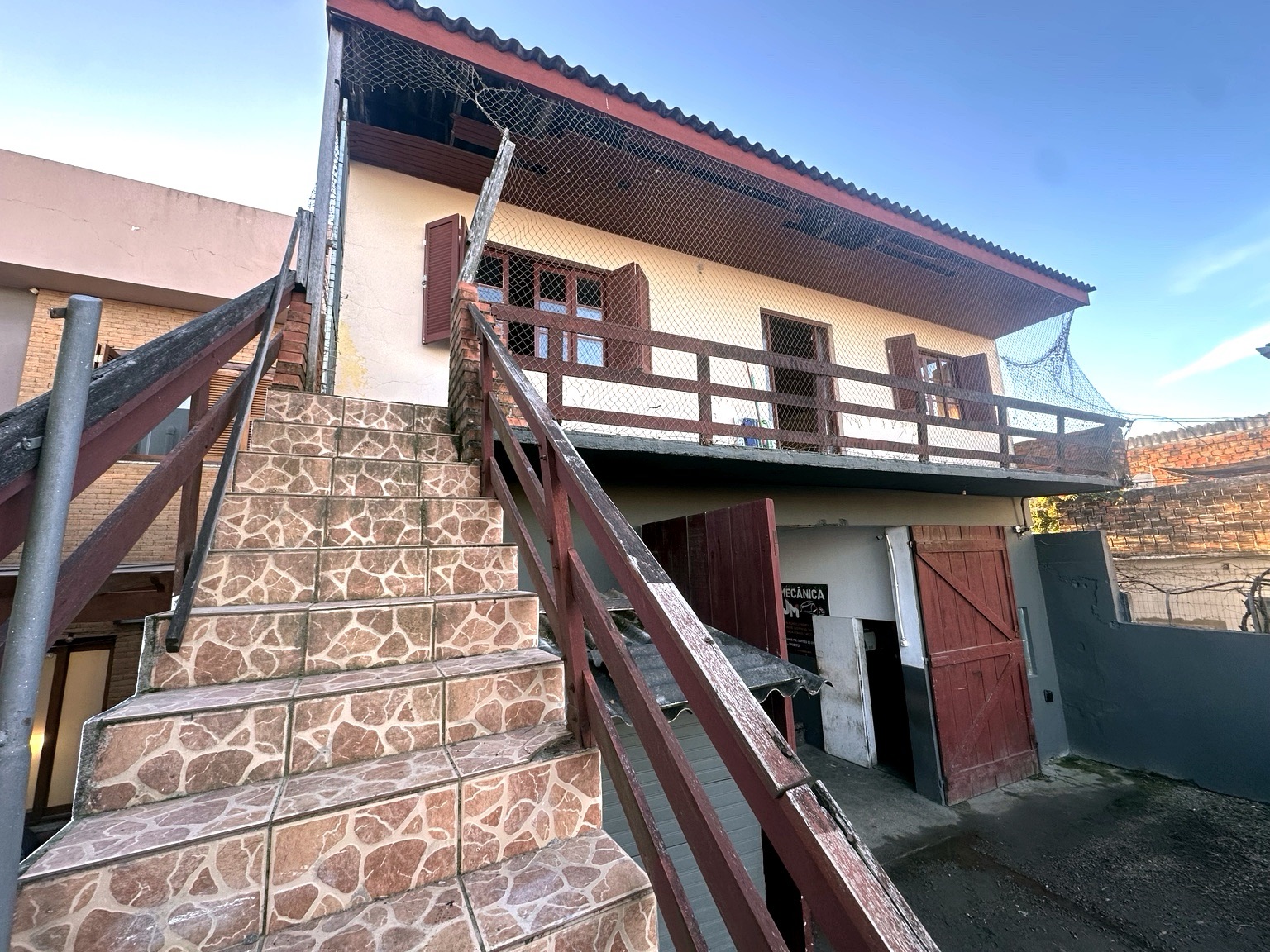 Casa residencial e comercial à venda nas Três Vendas - 309 m², 3 quartos, lareira, churrasqueira e amplo terreno próximo ao Quartier. - 13