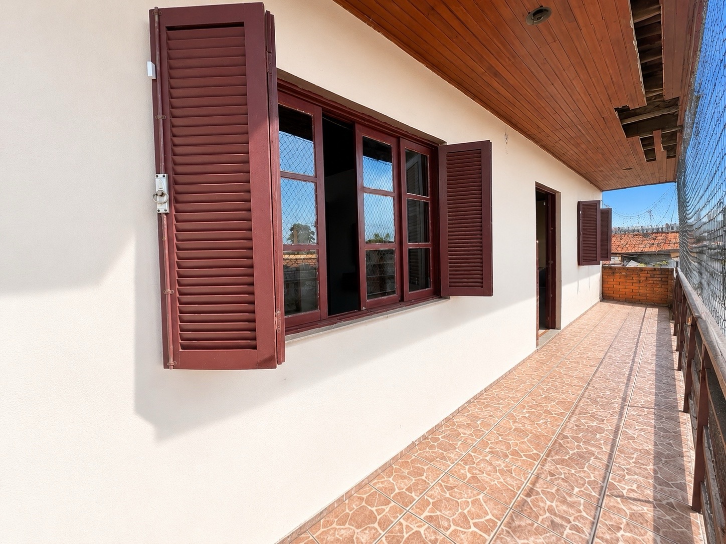 Casa residencial e comercial à venda nas Três Vendas - 309 m², 3 quartos, lareira, churrasqueira e amplo terreno próximo ao Quartier. - 12