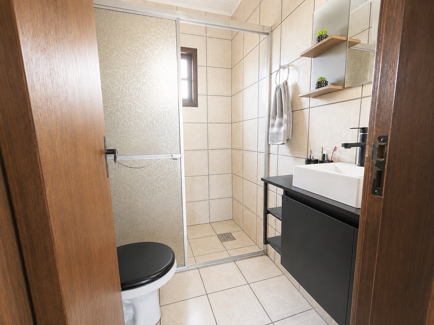 Casa residencial e comercial à venda nas Três Vendas - 309 m², 3 quartos, lareira, churrasqueira e amplo terreno próximo ao Quartier. - 10