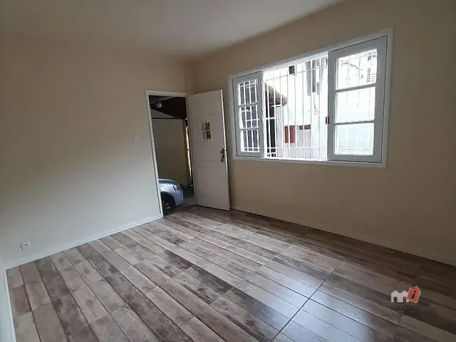 Casa com 157m², à venda, no bairro Mosela em Petrópolis