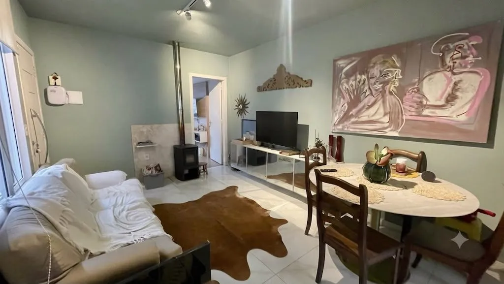 Casa à venda no Amarilis, Laranjal - 65 m², 2 quartos, móveis planejados, pátio com piscina e ótima posição solar.