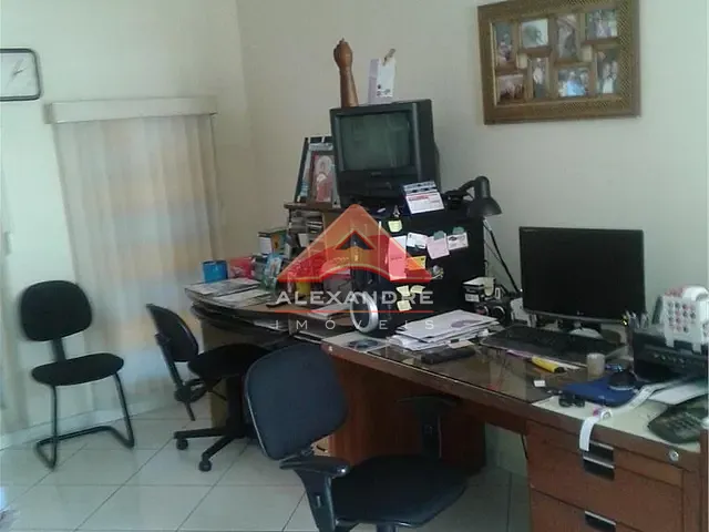 Casa com 300m² 3 quartos e 1 banheiro, à venda, no bairro Vila Industrial em São José dos Campos