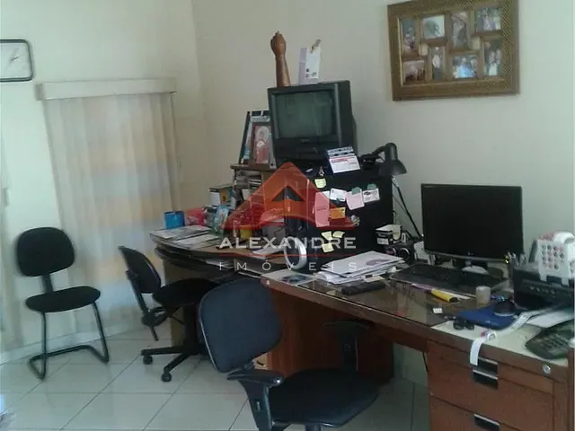 Casa com 300m² 3 quartos e 1 banheiro, à venda, no bairro Vila Industrial em São José dos Campos