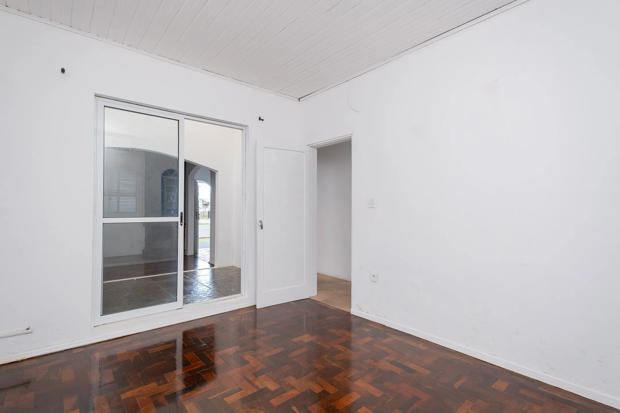 Casa de esquina à venda no Laranjal - 161 m², 2 quartos, lareira, jardim de inverno, pátio com piscina e terreno 10x30. - 10