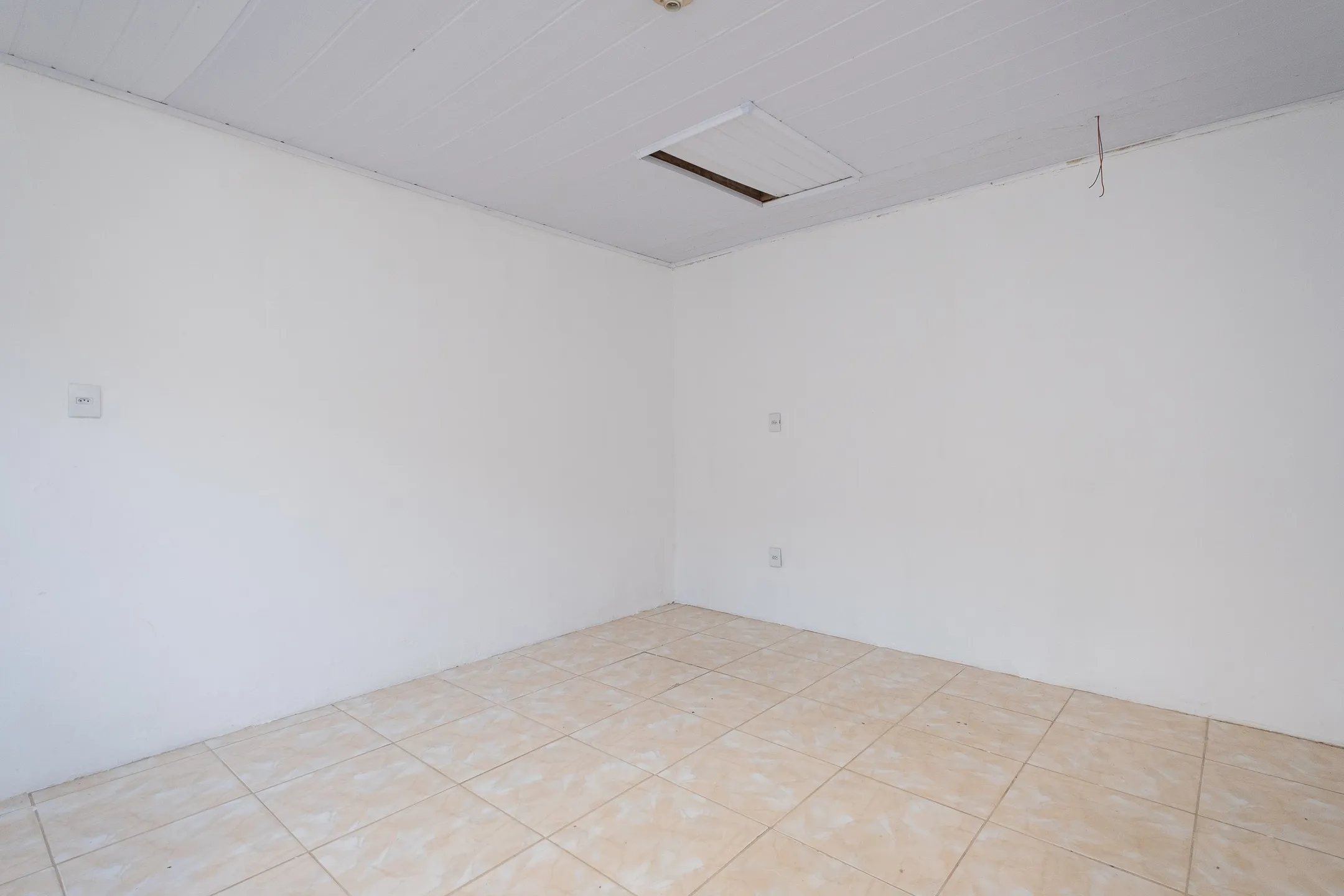 Casa de esquina à venda no Laranjal - 161 m², 2 quartos, lareira, jardim de inverno, pátio com piscina e terreno 10x30. - 11