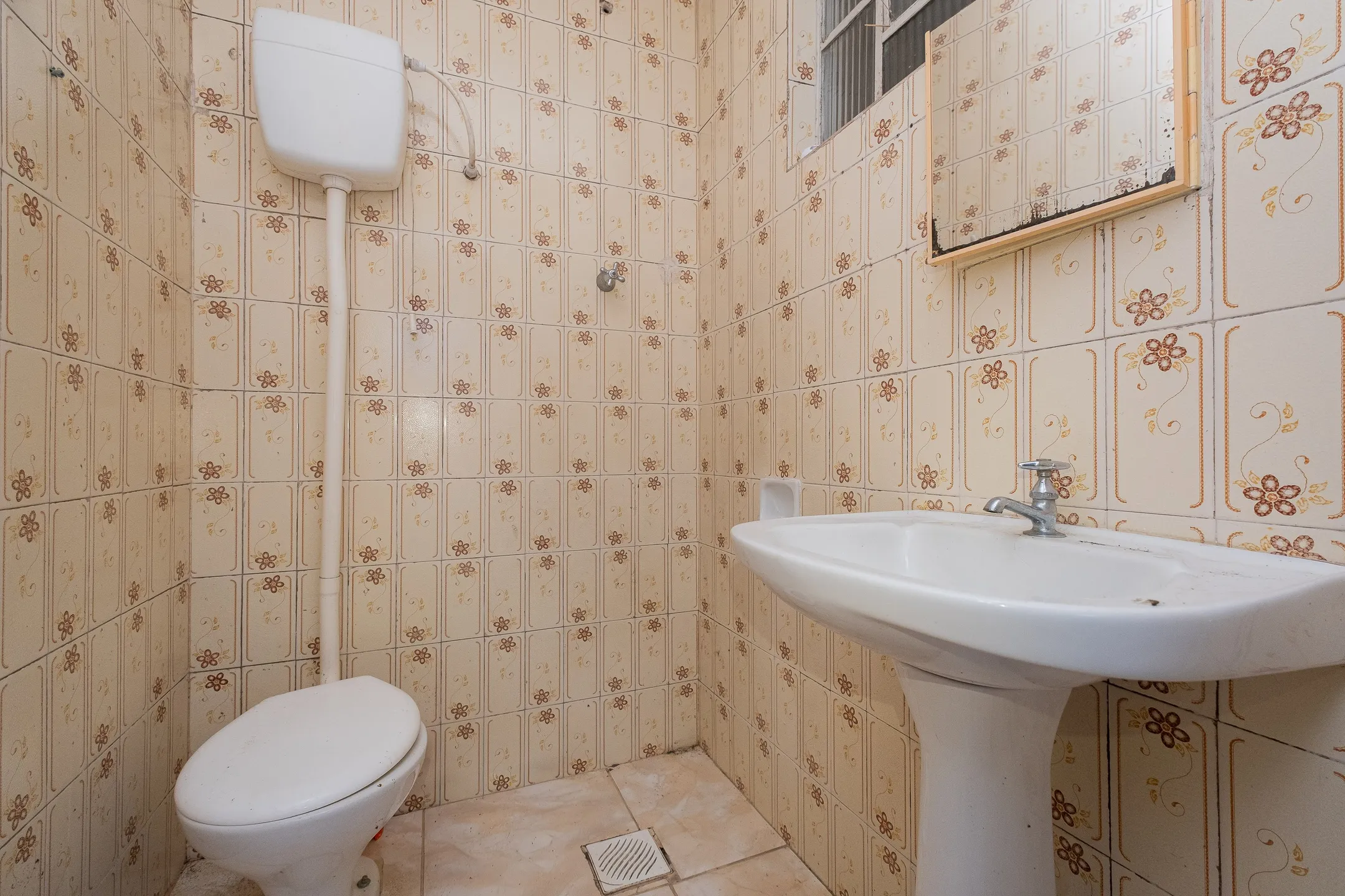 Casa de esquina à venda no Laranjal - 161 m², 2 quartos, lareira, jardim de inverno, pátio com piscina e terreno 10x30. - 13