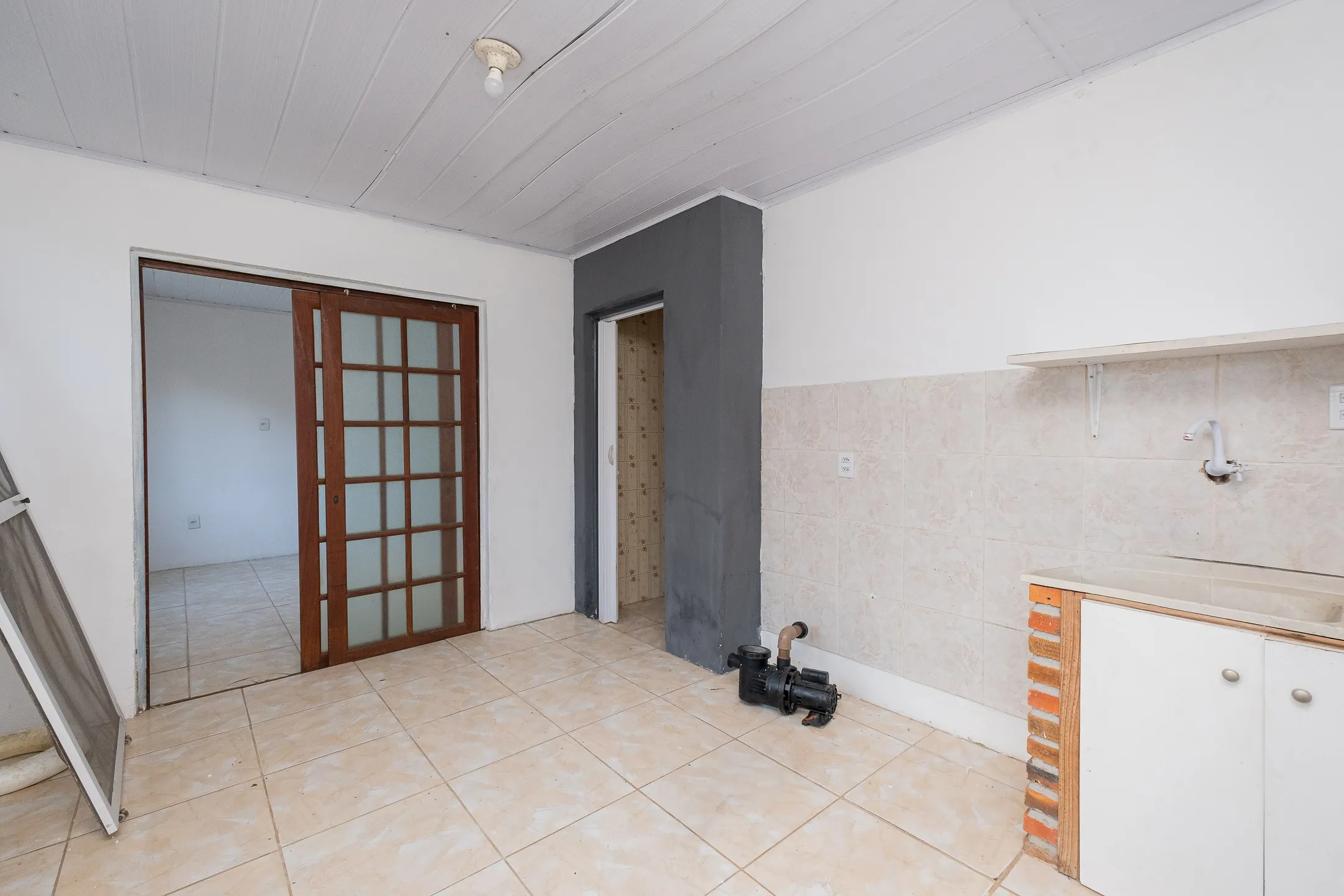 Casa de esquina à venda no Laranjal - 161 m², 2 quartos, lareira, jardim de inverno, pátio com piscina e terreno 10x30. - 14