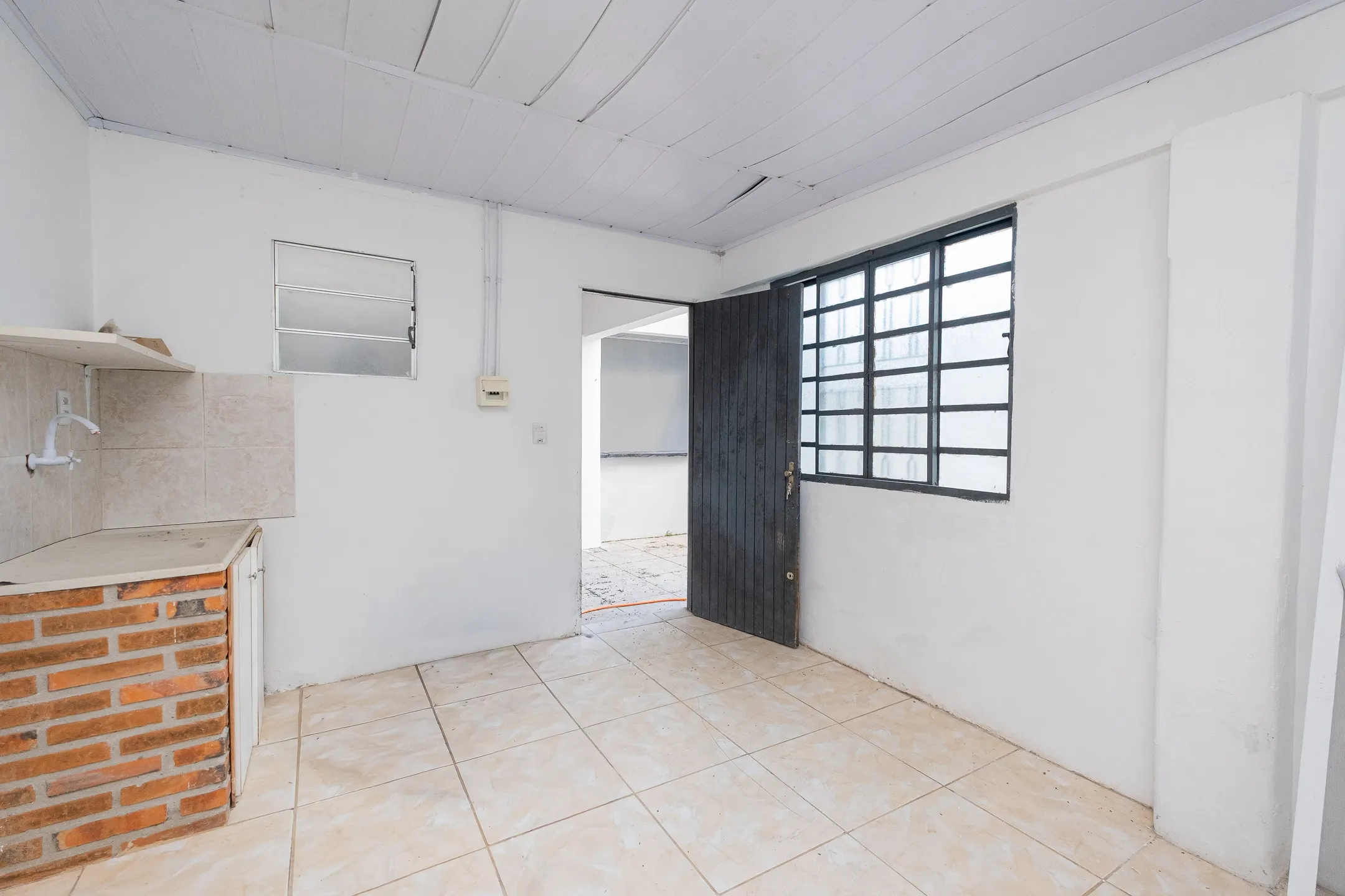 Casa de esquina à venda no Laranjal - 161 m², 2 quartos, lareira, jardim de inverno, pátio com piscina e terreno 10x30. - 15