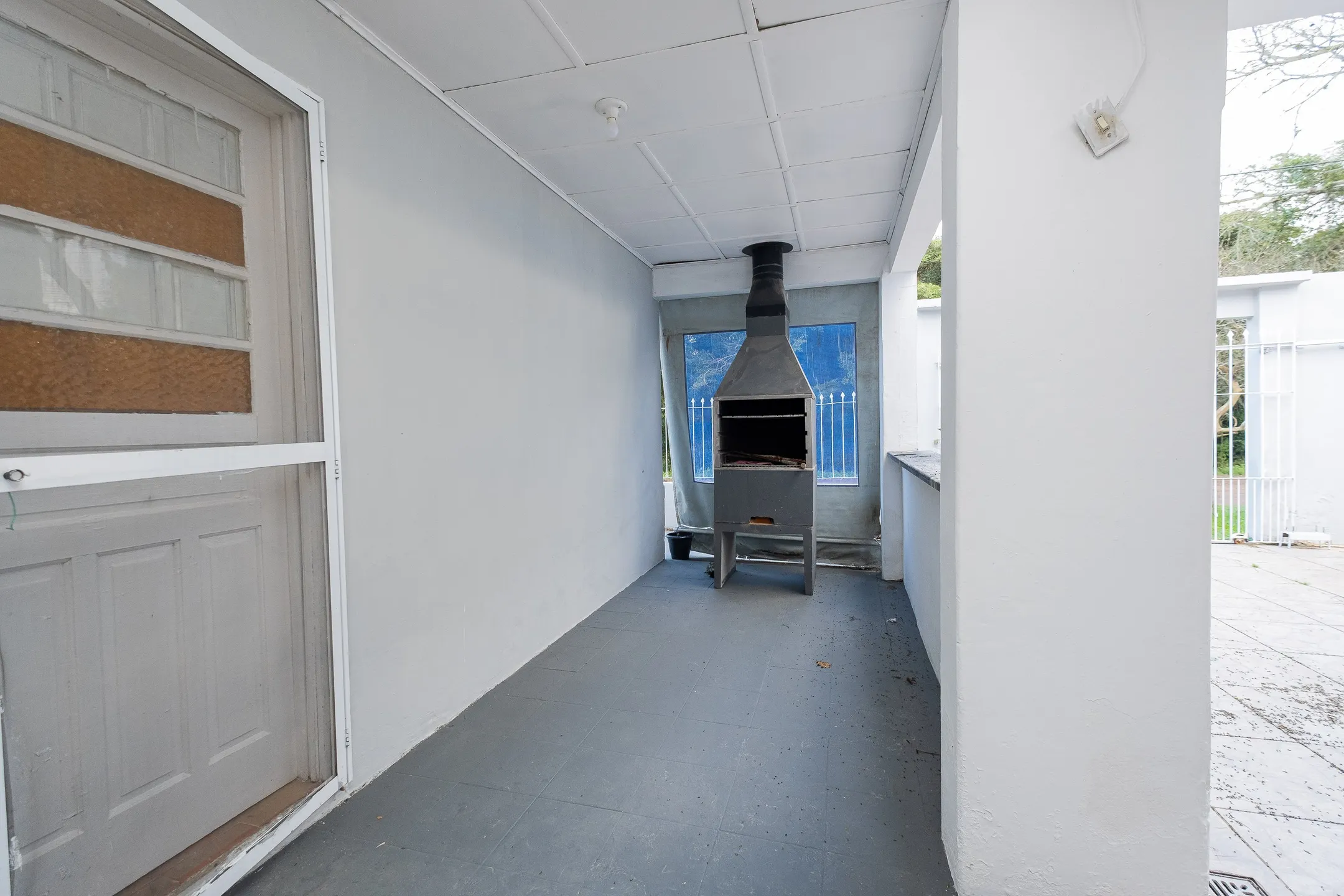 Casa de esquina à venda no Laranjal - 161 m², 2 quartos, lareira, jardim de inverno, pátio com piscina e terreno 10x30. - 16