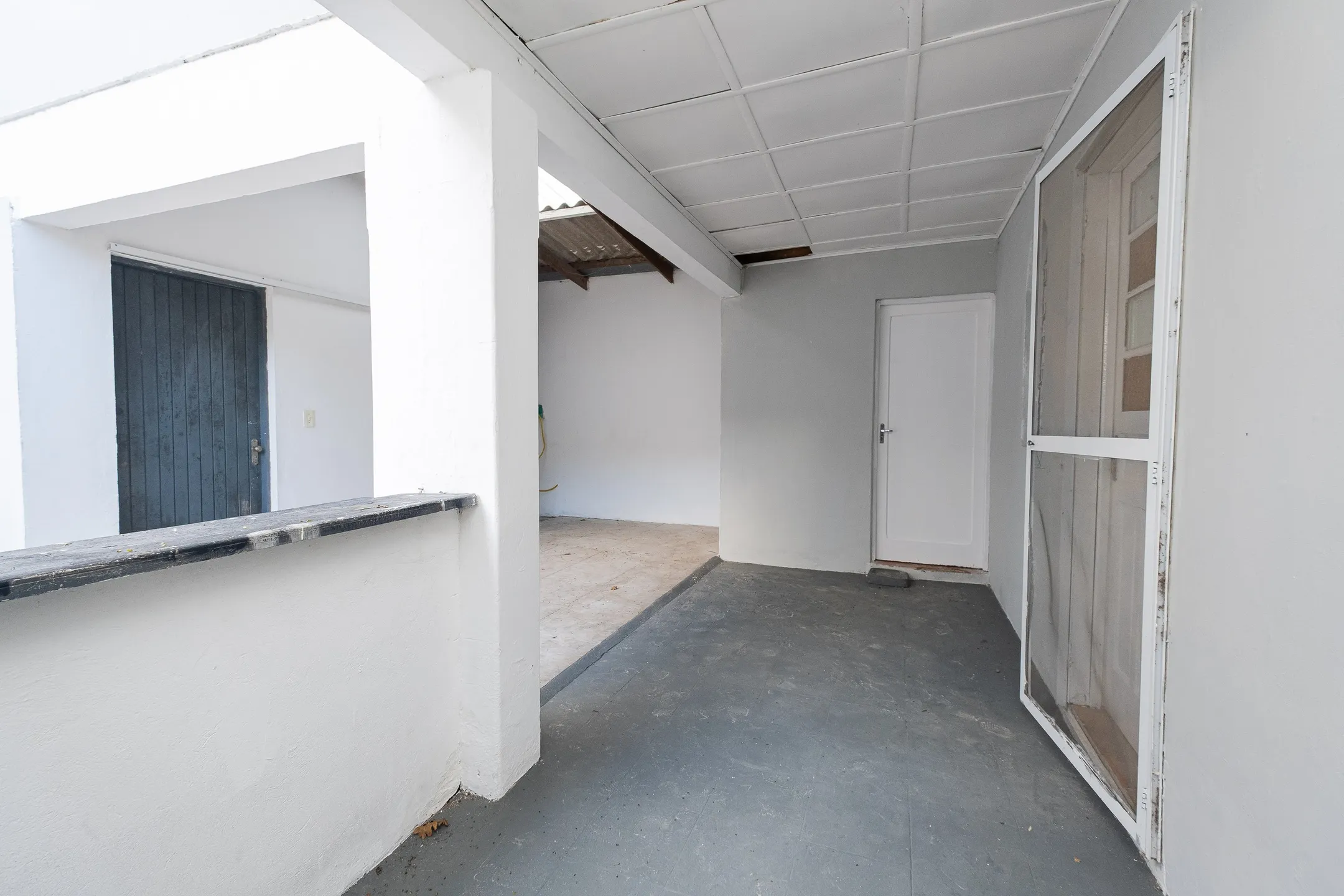 Casa de esquina à venda no Laranjal - 161 m², 2 quartos, lareira, jardim de inverno, pátio com piscina e terreno 10x30. - 17