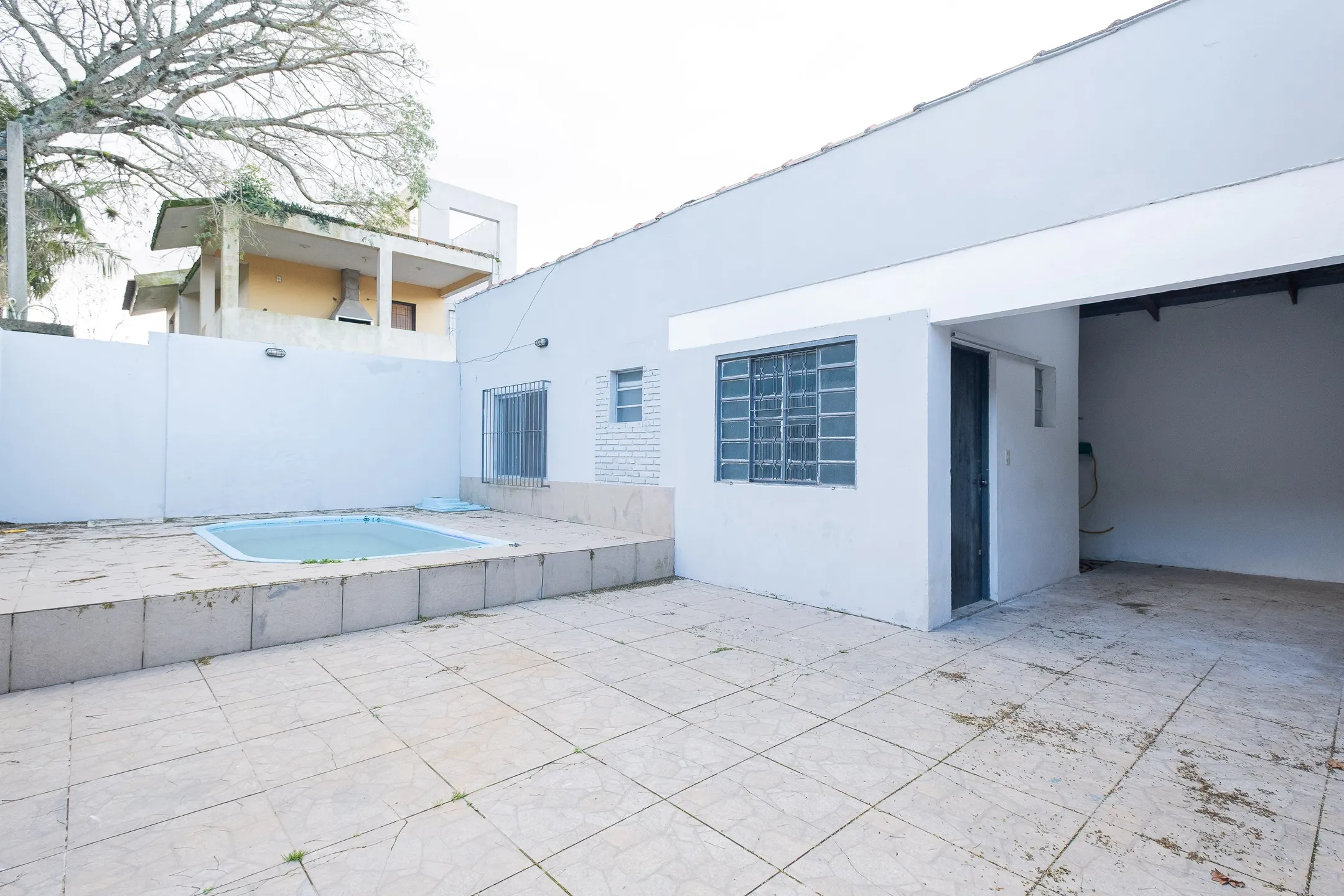 Casa de esquina à venda no Laranjal - 161 m², 2 quartos, lareira, jardim de inverno, pátio com piscina e terreno 10x30. - 18