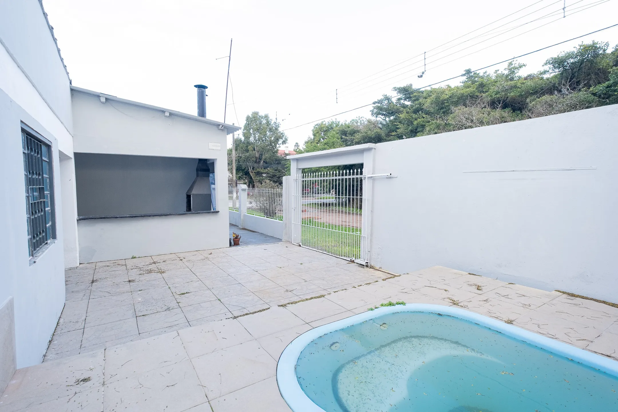 Casa de esquina à venda no Laranjal - 161 m², 2 quartos, lareira, jardim de inverno, pátio com piscina e terreno 10x30. - 19