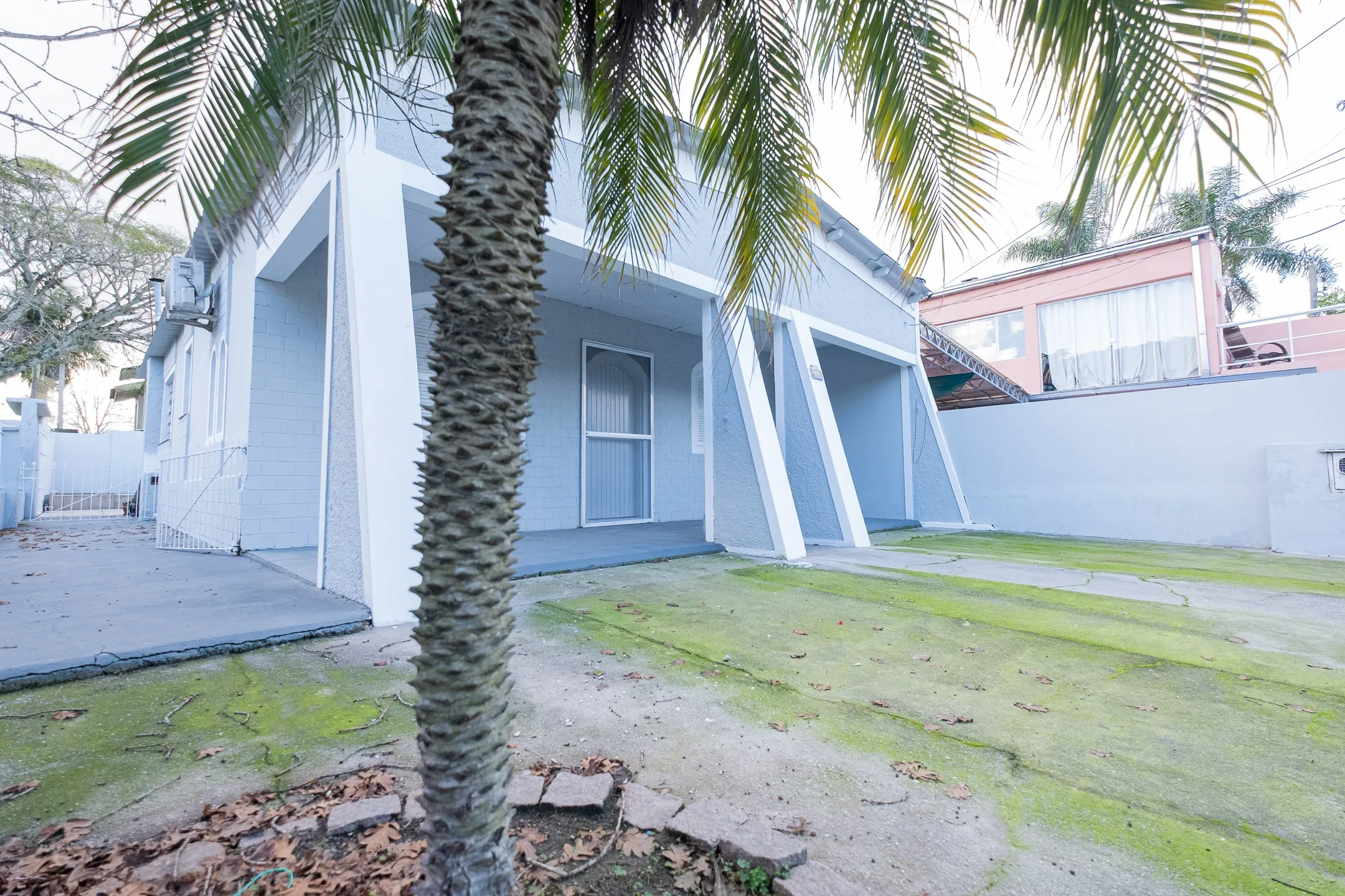 Casa de esquina à venda no Laranjal - 161 m², 2 quartos, lareira, jardim de inverno, pátio com piscina e terreno 10x30. - 20